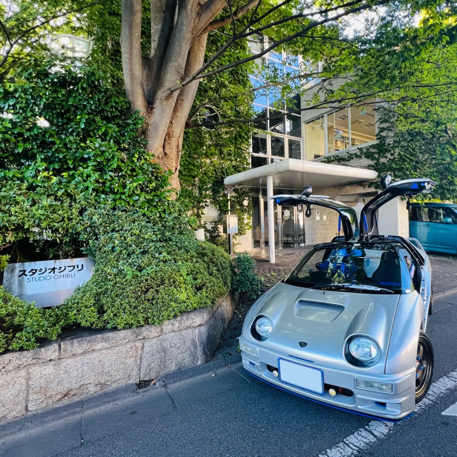 まるでジブリの世界から飛び出して来たかのような車ですね。

（そのまんま😅）