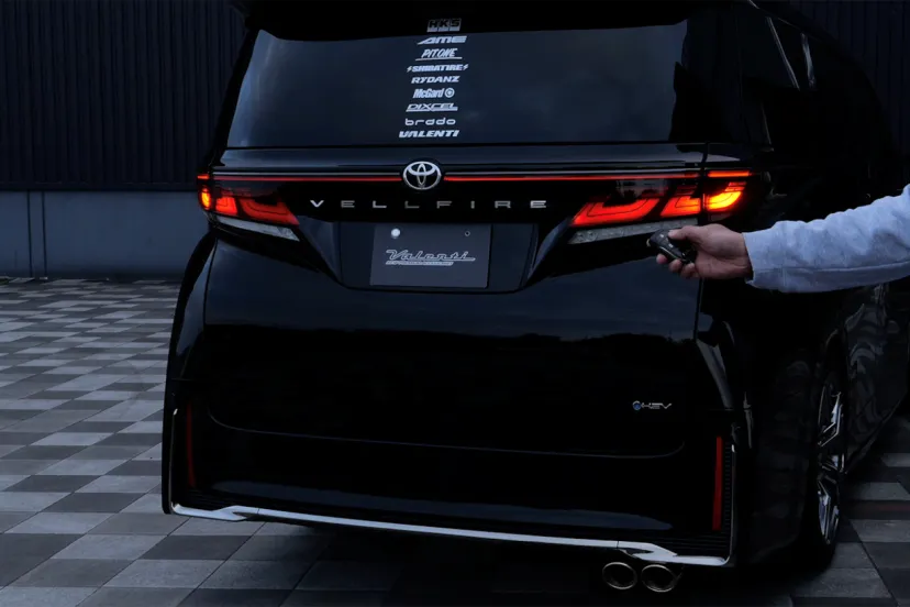 派手なLEDランプの点滅で愛車がお出迎え！【Car Goods Review】オープニング＆エンディング・ライト演出