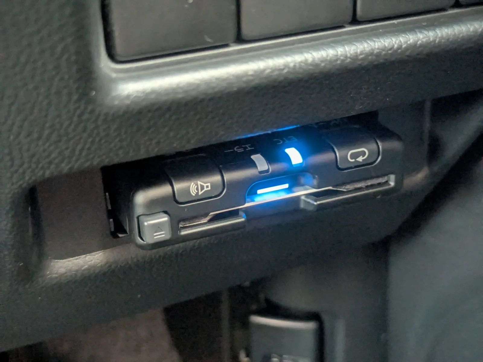 前オーナーがETCを付けていなかったので、
いつものパナソニック・CY-ET2620GDを
ストリートのブラケット・NV-30を介して設置。
ボタンの押しやすさを考慮して、標準より
少し手前に出してもらいました。
ちなみに声の主は日高のり子さんです。
(パナソニックは全機種共通の音源)


ちょうどよく、写真の枚数が上限になりました。
スピーカーやドラレコ・レーダー受信機など
取り付けたいものはまだまだあるのですが
自分でやりたいので、夏の暑さが去ってから
やろうと思っています。

そうそう、感想をひとつだけ。
現行型ワゴンＲ、時計がないです！
ナビ画面にいつも表示されている訳ではないので
別に電波時計を設置しました。
これについては次回の投稿で紹介しますね。