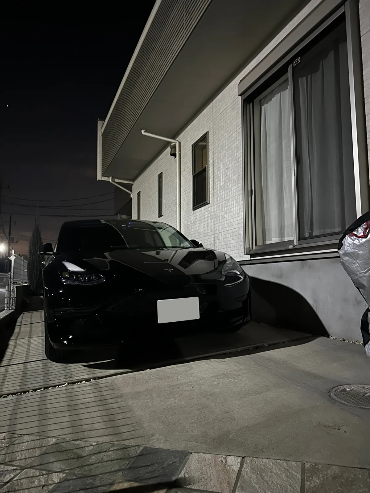 2025/1/18〜

プジョー e-208 GTから乗り換え。
どうせEVに乗るなら、テスラの先進性を体験したいと思い購入。

EV性能はさることながら、走行性能も文句なし。
乗り心地はサスとタイヤ（ミシュラン パイロットスポーツ4）の関係もあるのか硬めだが、家族4人乗車に必要十分な車内空間。

アプリとの連携もスムーズで、まさに電化製品のような便利さを兼ね備えていると感じる。