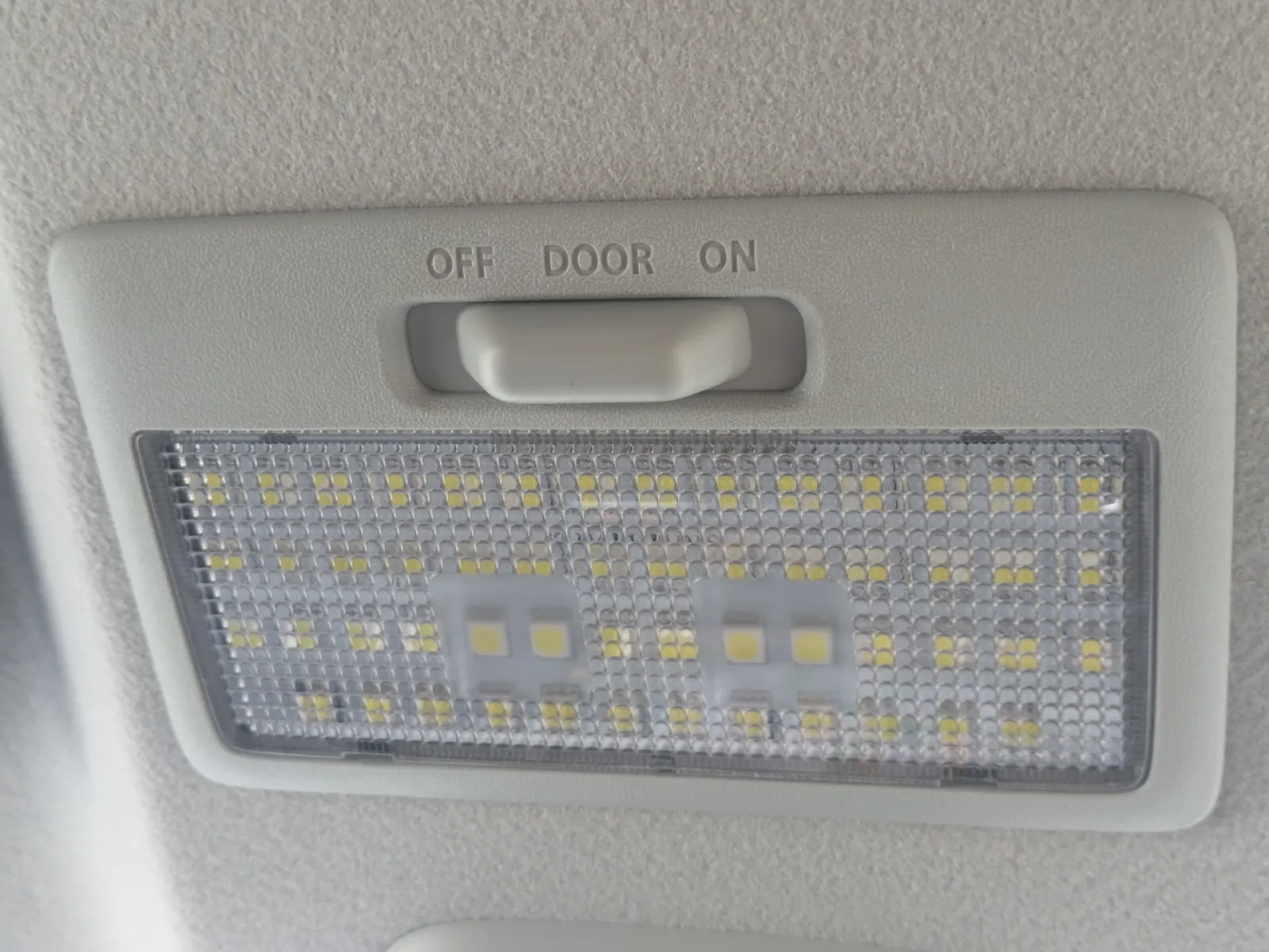 ルームランプはスフィアライトのLED、
SLRM-57(６代目ワゴンＲ専用品)。
ちょっと明る過ぎるキライもありますが
暗い方がいいことはほぼないので良きかな。
ちなみにこれは前側、後ろ側(後席後方)と
セットになっています。
