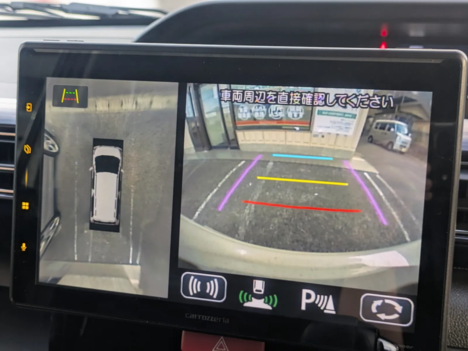 この個体はメーカーオプションの全方位カメラが
ついているのですが、そのままでは市販のナビや
ディスプレイオーディオにはつなげません。
映像信号を汎用規格にするアダプターを設置。
ワントップ社のTPS060BAが対応していますが
これは製造時期(マイナーチェンジ)によって
違うので、適合を確認して購入しましょう。