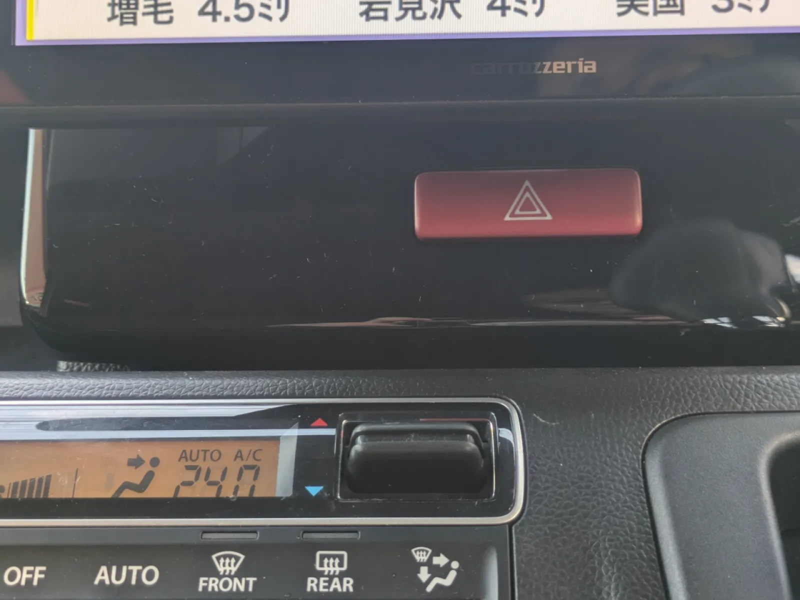 これは純正流用なのですが、ハザードスイッチは
標準の黒からアルトやエブリイに採用されている
赤色(37430-74P00)に変更しました。
寸法は一緒で色だけが違うので無加工です。