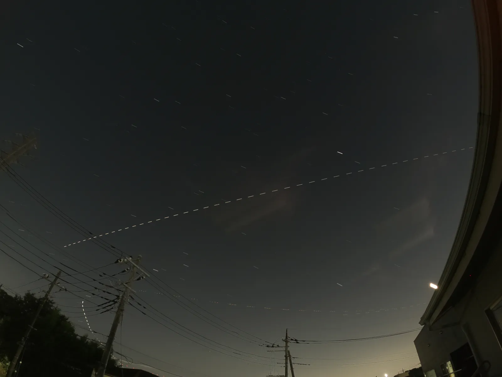 宇宙ステーションをGOPROのタイムラプスで撮って重ねてみました
4秒間隔で撮ったので破線になりました