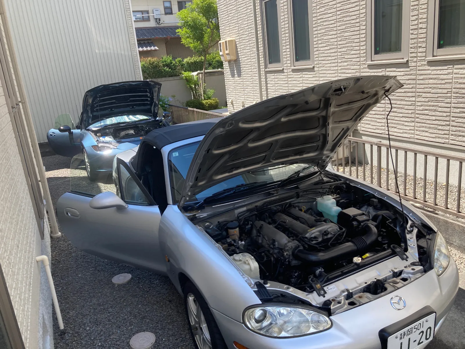８時半から10時半過ぎまで、暑さピーク前に洗車、ワックス掛けをやりました。

汗だくでも楽しい😀　仕事の事は忘れます。
ただ、ただ、全集中です。

 NBは、細かいタールピッチまで取りまくりました。　きれいさが一段アップ。