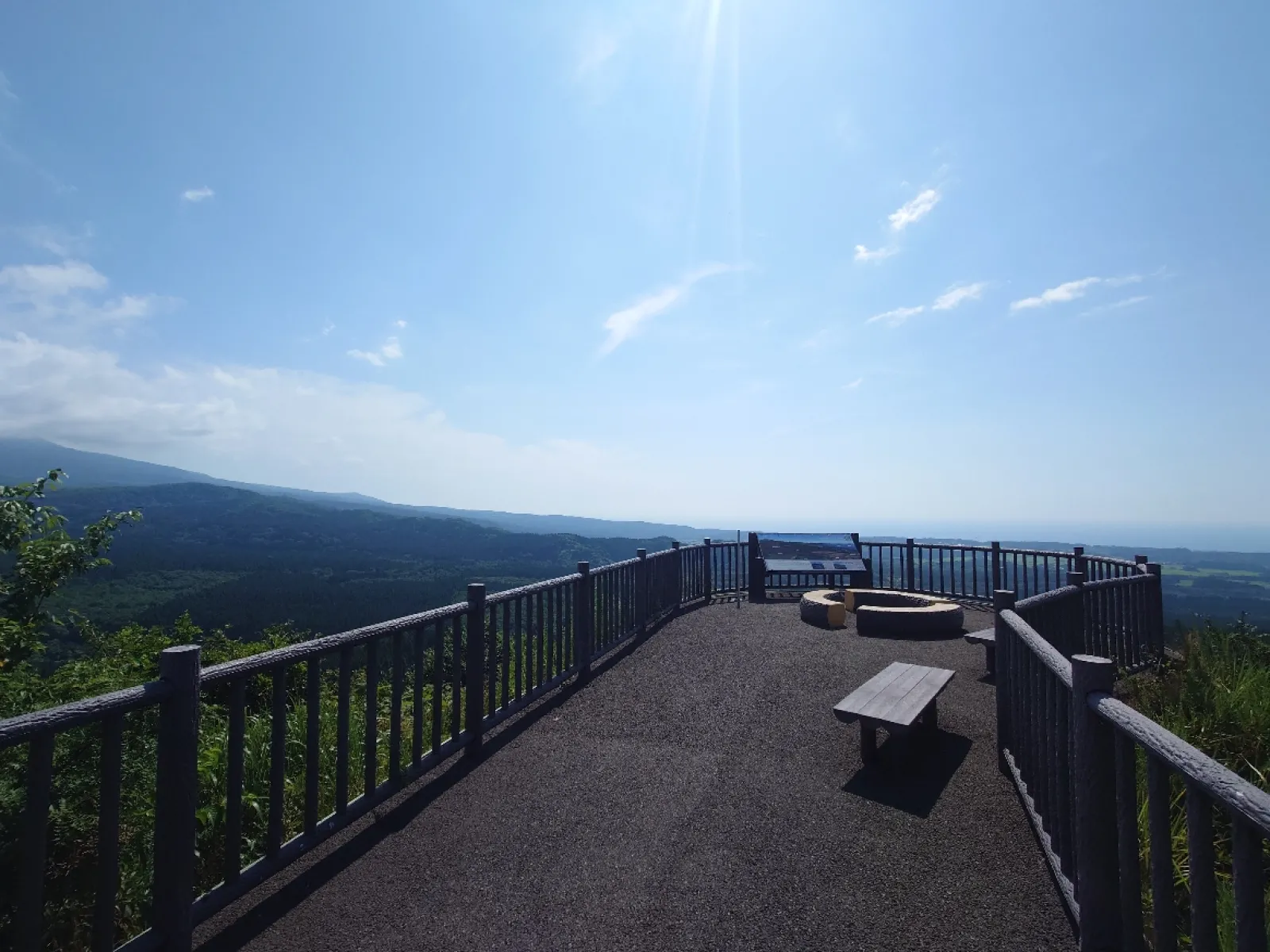 展望台には看板とコンクリート製のベンチが有ります。