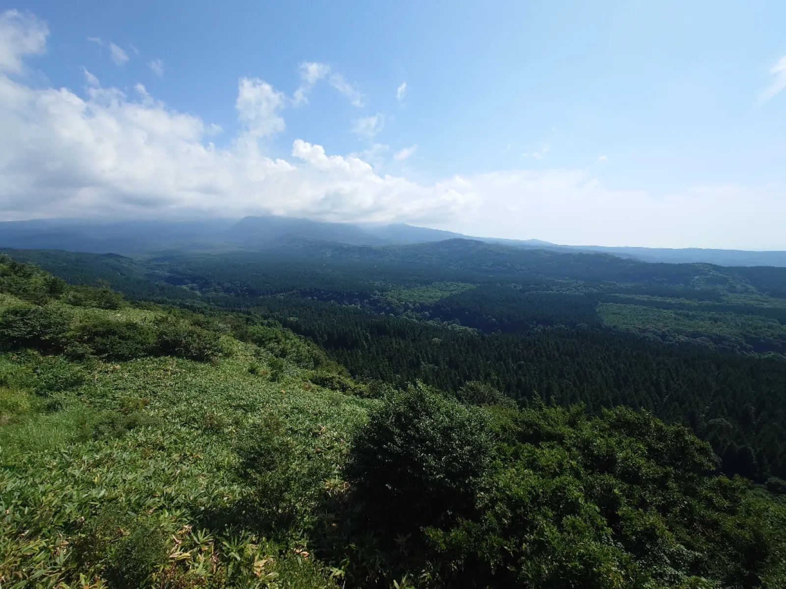 展望台から鳥海山方面の眺め