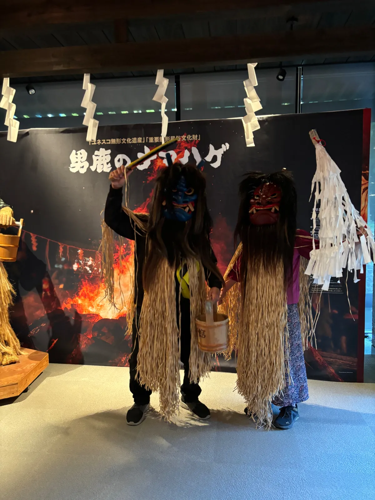秋田県にあるなまはげ館に行って参りました。ここではなまはげの歴史と、実際になまはげの体験を行う事ができます。演者の方の迫力が凄くてビックリしてしまう人がいるかも知れません。笑
館の中にはいろんな地域のなまはげが展示してあります。展示室に沢山のなまはげに見つめられる貴重な体験いたしました。