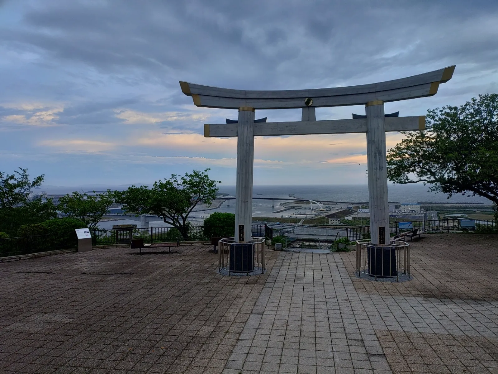 石巻来たなら日和山公園に寄ってみて！石巻がどんな所なのか、ここに来れば色々と感じることができます。ちょっとだけ歩けば公園の南側、東側、西側、それぞれで、石巻の全く違う町の様子を見る事ができるのが、面白いです。
南側(正面)には旧北上川河口。田代島、網地島、牡鹿半島。津波火災に見舞われた街の今の様子。水産関係の工場が立ち並ぶ様子。
津波から公園へ避難する時に使われた階段などが見ることができます。西側には製紙工場などの工場群が見え、夜になると少しだけ工場萌な灯りが見えます。少し歩いて東側には、石巻の発展に重要な役割を果たした中瀬とその周辺が見えます。震災前の中瀬の写真パネルも掲示されているので、胸に来るものがあります。
桜の季節以外は駐車場に停めるのは難しくないと思うので是非。