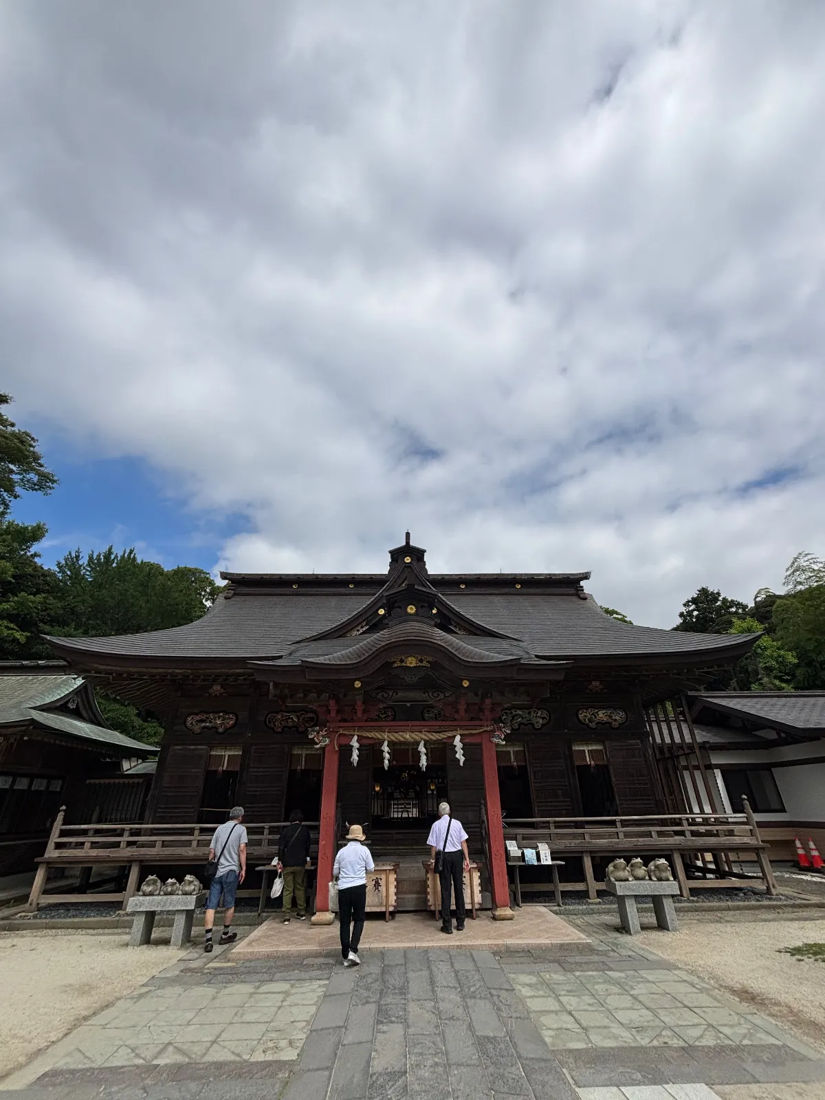 茨城県にある大洗磯前神社に行きました。こちらの神社は高台にあるので、海も見え景色がとても良かった。階段下には池もあり鯉も泳いでいます。鳥居を潜って外に出ると、海の岩の上に鳥居がある神秘的な写真が撮れます。夜になると晴れていれば満天な星も見られるスポットになります。