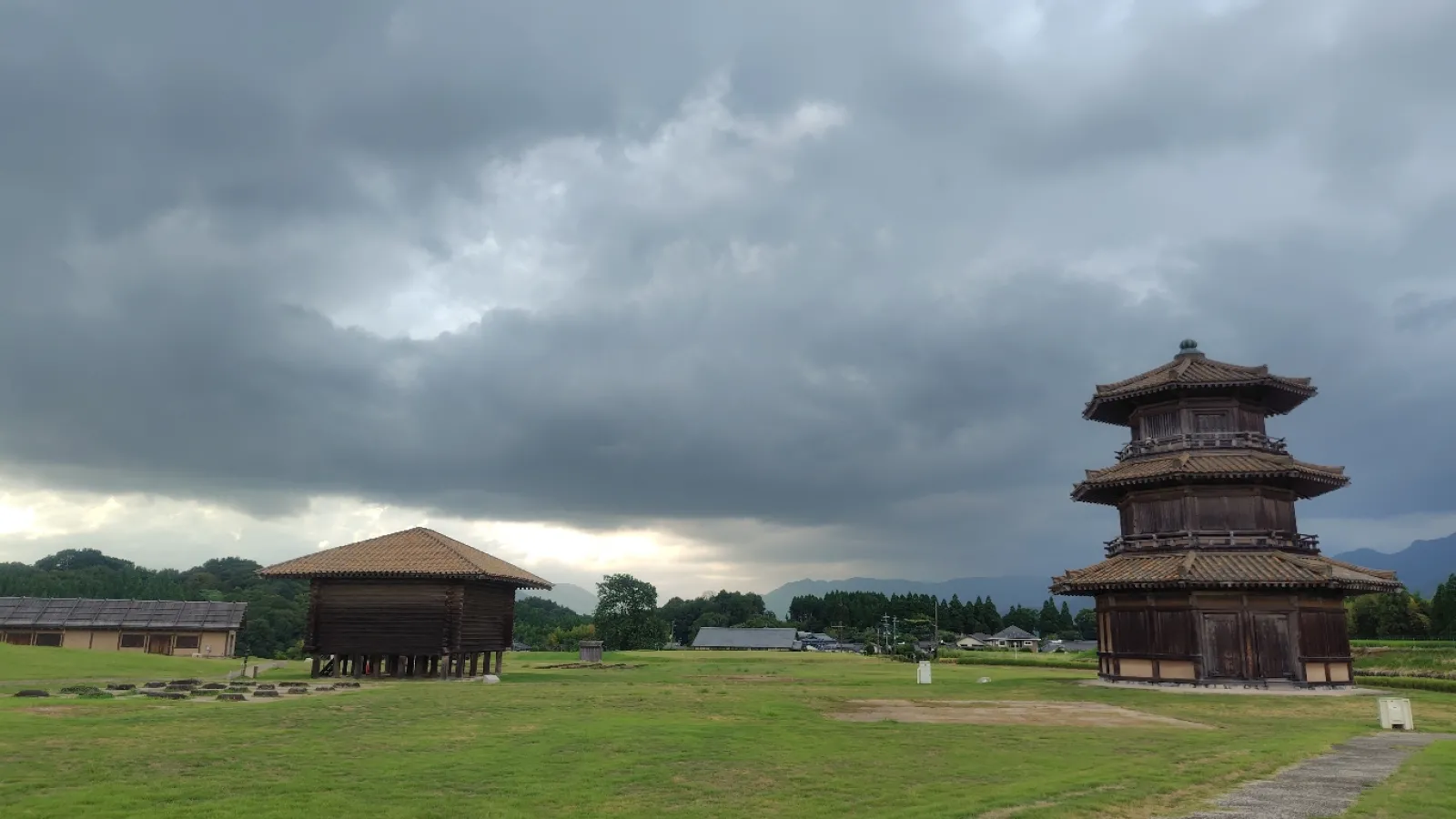 歴史公園鞠智城。
近くにカフェがあったりと、歴史を感じながらゆっくりのんびり過ごせる場所です。
しっかりと見学したいなら、靴で来るのがオススメです！
景色も綺麗だし、家族で来ても学べるスポットです。夜は街灯が少ないので、明るいうちに行きましょう！