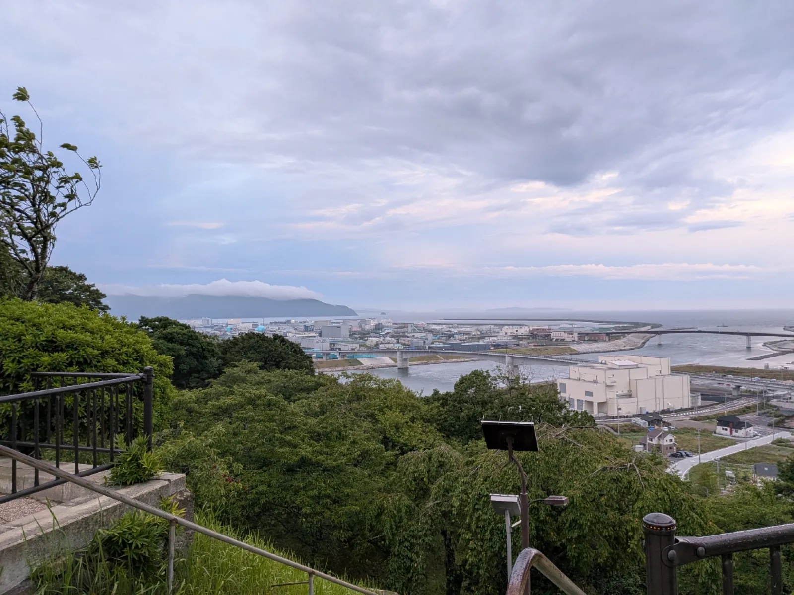石巻市にある日和山公園です。東日本大震災当時、沢山の方々が避難をしてきた地です。今でも津波警報の時は、沢山の方々が避難をしてきます。
海を見下ろす高台にあるので、牡鹿半島なども見ることができます。季節によって景色も変わりますし、天気によっても変化があるので、何度でも訪れたくなる場所です。
神社や茶屋もあり、近くにはトイレや駐車場、シュークリームの美味しいお店もあるので、のんびり過ごすことができます。