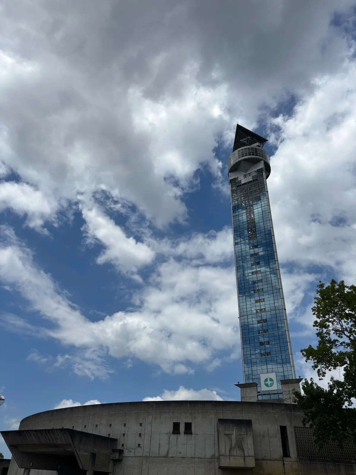富山県にあるクロスランドおやべに行って来ました。ここは広い公園になっていてクロスランドタワーがあり、展望台に登るとパノラマビューが楽しめます。園内にはハートアイランドもあり、恋人達の聖地としても有名です。自衛隊のヘリコプター？の展示もしてありました。
