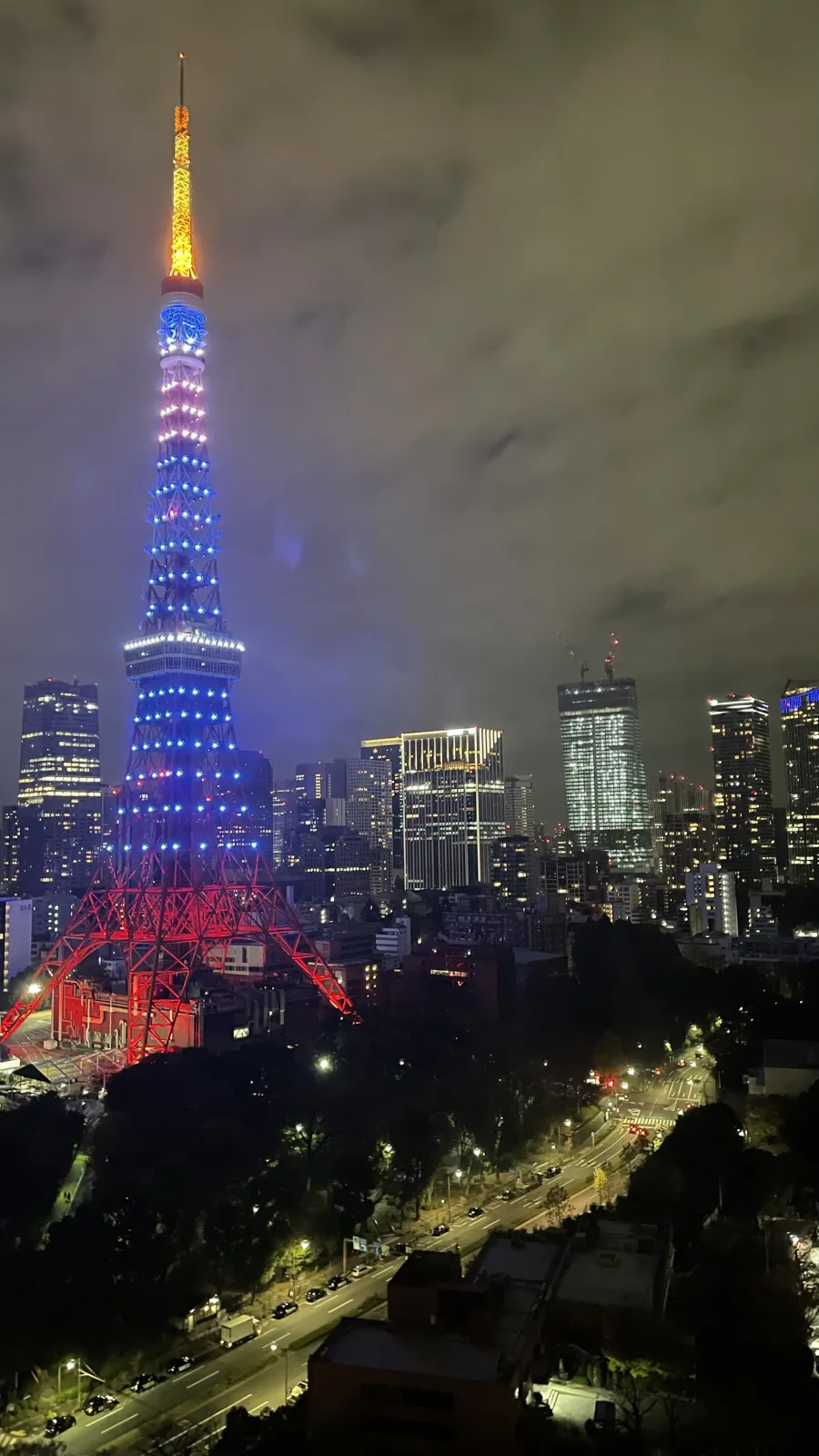 何度訪れても素晴らしい場所です。下から見上げるのもとても気が高まります。タイミングによってライトアップのデザインが異なるのも面白いポイント。夜のドライブにとてもおすすめの場所です。レストランも豊富で飽きません。トップデッキツアーではジュースかワインが出ます。