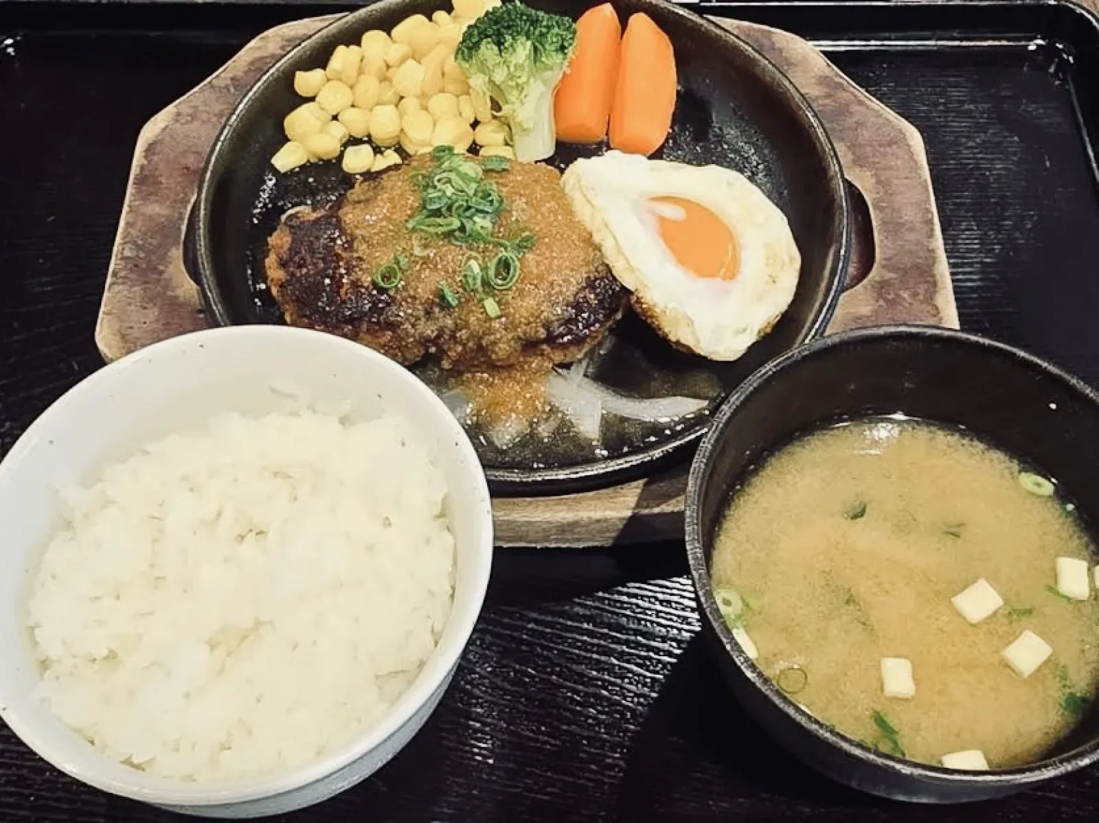 しかし、そんな私は福岡県では欠かせないジャポネソースのハンバーグをいただきます。普通においしいです。