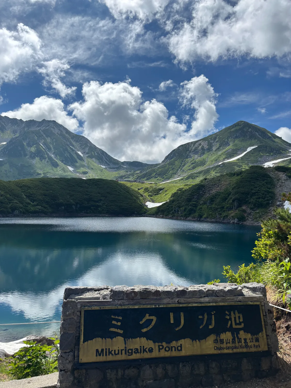 富山県にある、立山、黒部アルペンルールにあるみくりが池に行ってきました。高山は大好きなんで、朝早くても大丈夫ですが、おすすめは始発で行かれるといいと思います。こちらについてからどんどん先に進んでしまうような感覚になってしまいます。高原自体が綺麗なんで、高山植物も沢山咲いています。是非足を運んでください。