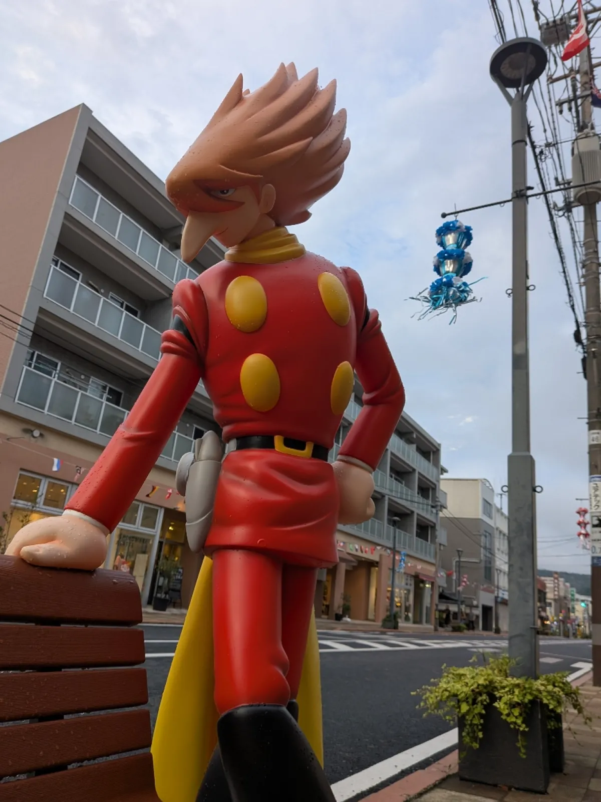JR石巻駅から石ノ森萬画館までの歩道に石ノ森先生のキャラクター像が沢山あります。
像の足元にはQRコードがあり、読み取るとキャラクターについての詳細情報の他に、周辺の観光情報もあります。美味しいお店の情報もあったりするので、寄り道しながら向かうのも楽しいですね。