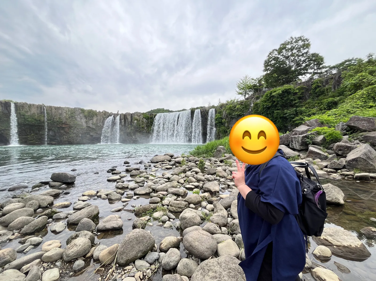 滝の下からの眺めは本当に気持ちが良かったです。ここで10分ぐらいたたずんでしまいました。ただ岩がゴロゴロして歩きにくいのでスニーカーとかでなければ入らないほうがいいと思います。怪我に注意してください。