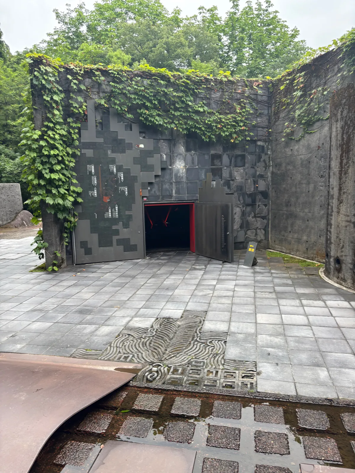 富山県にあるなんとも不思議な、まんだら遊苑に行ってきました。このテーマパークのコンセプトは地獄と天国です。初め入ると地獄に入ります。だんだんと進んで行くと天国に行くなんとも不思議な空間がいっぱいあります。芸術的な作品も沢山あります。屋外と屋内の美術館のイメージが正しいかな？不思議な気分になりました。