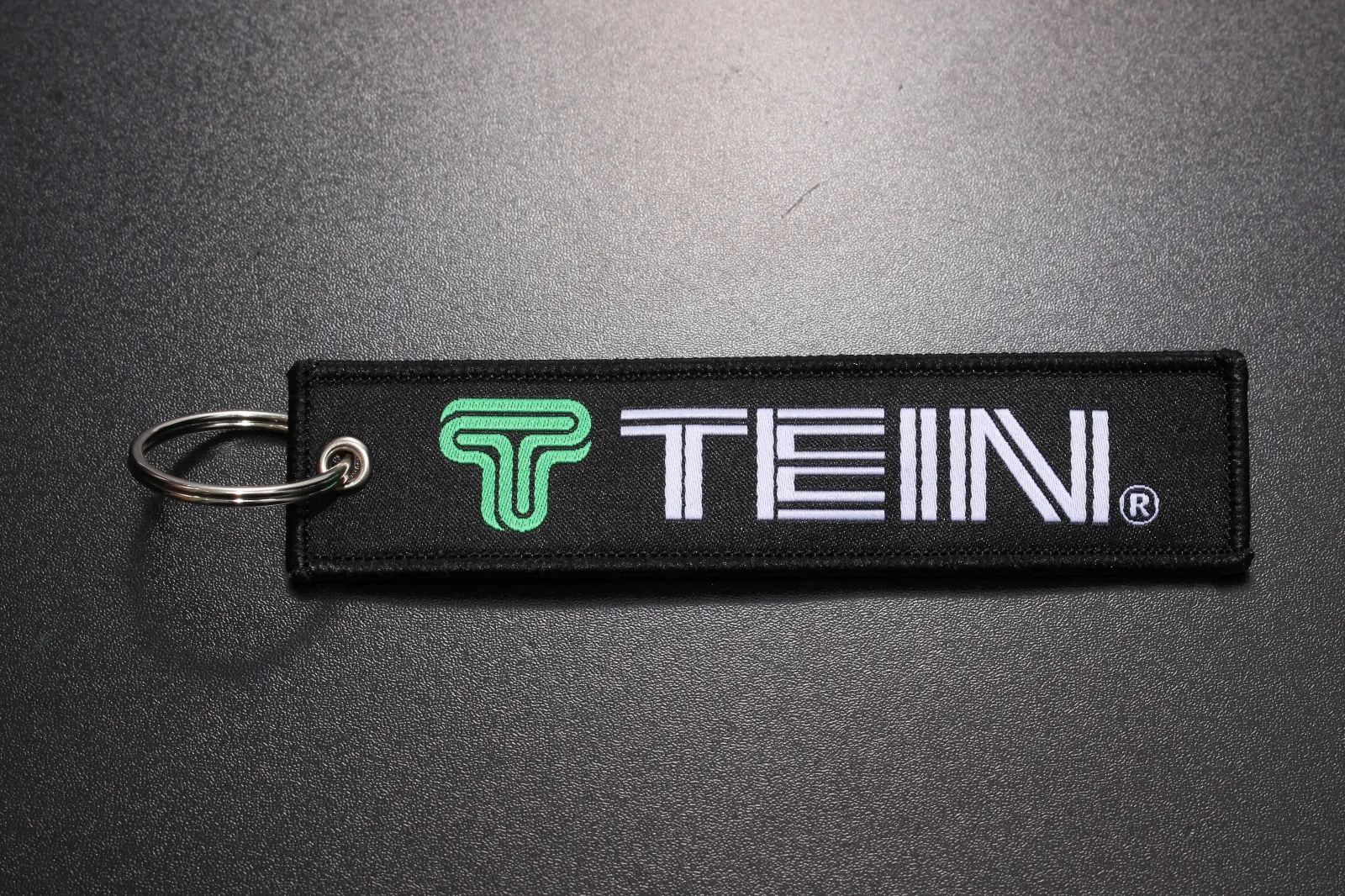🆕新製品🆕

TEINのフライトタグが発売㊗

幅 約130mm 高さ 約30mmのTEINロゴが織り込まれた
フライトタグです✈️

裏面にはテインのグローバルメッセージ「For Your Driving Pleasure」を織り込んでいます🗺️

https://www.tein.co.jp/products/goods_new.html
