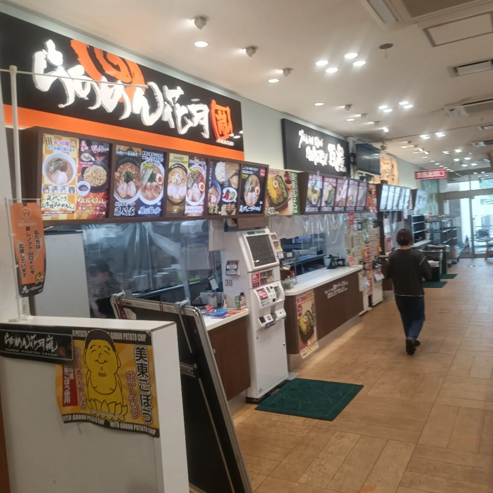 美東サービスエリア上りです。
上りの方も美東ごぼうはやっぱり推しています。
それとか瓦そばや見蘭牛だったりと長門辺りの料理が多めで本当に色々な料理があります。
後チェーン店であるらーめん花月嵐もあって、フードコートには3店舗が連なっていました。
こちらもとっても楽しめるサービスエリアでした。