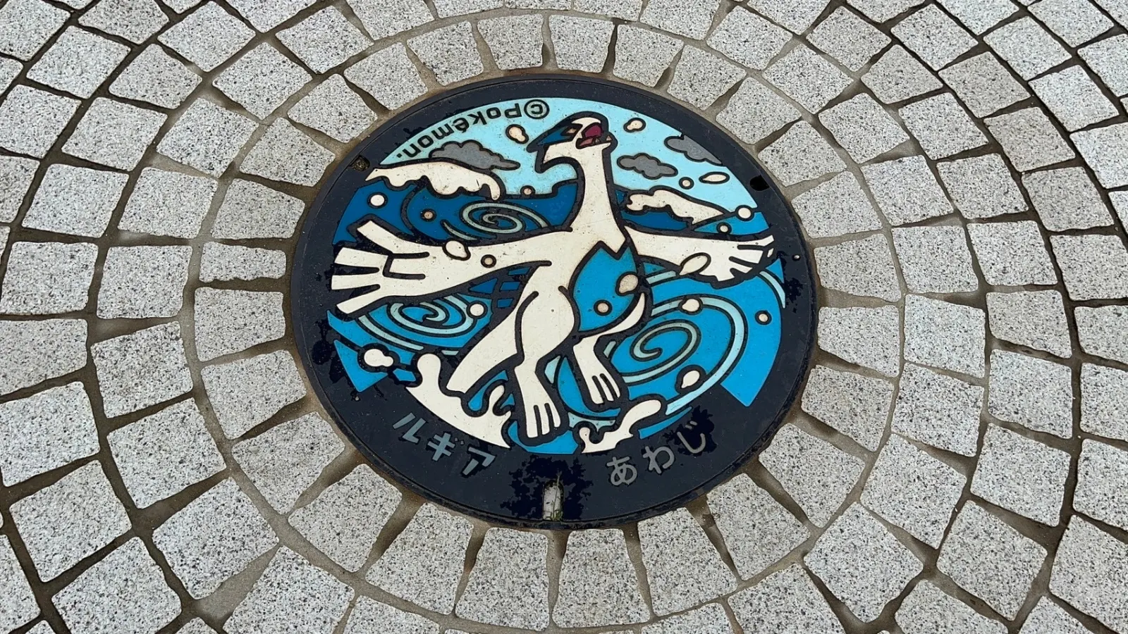 道の駅あわじの公園にあるポケふたです。
道の駅で美味しい海鮮丼をたべたり、立派な玉ねぎを買ったりして過ごした後、
明石海峡を見ようと公園を歩いていくと、
このポケふたがあります。
景色も素晴らしいし、食べ物も美味しい！
そして、ポケふたまであってとてもおすすめな道の駅ですよー♪