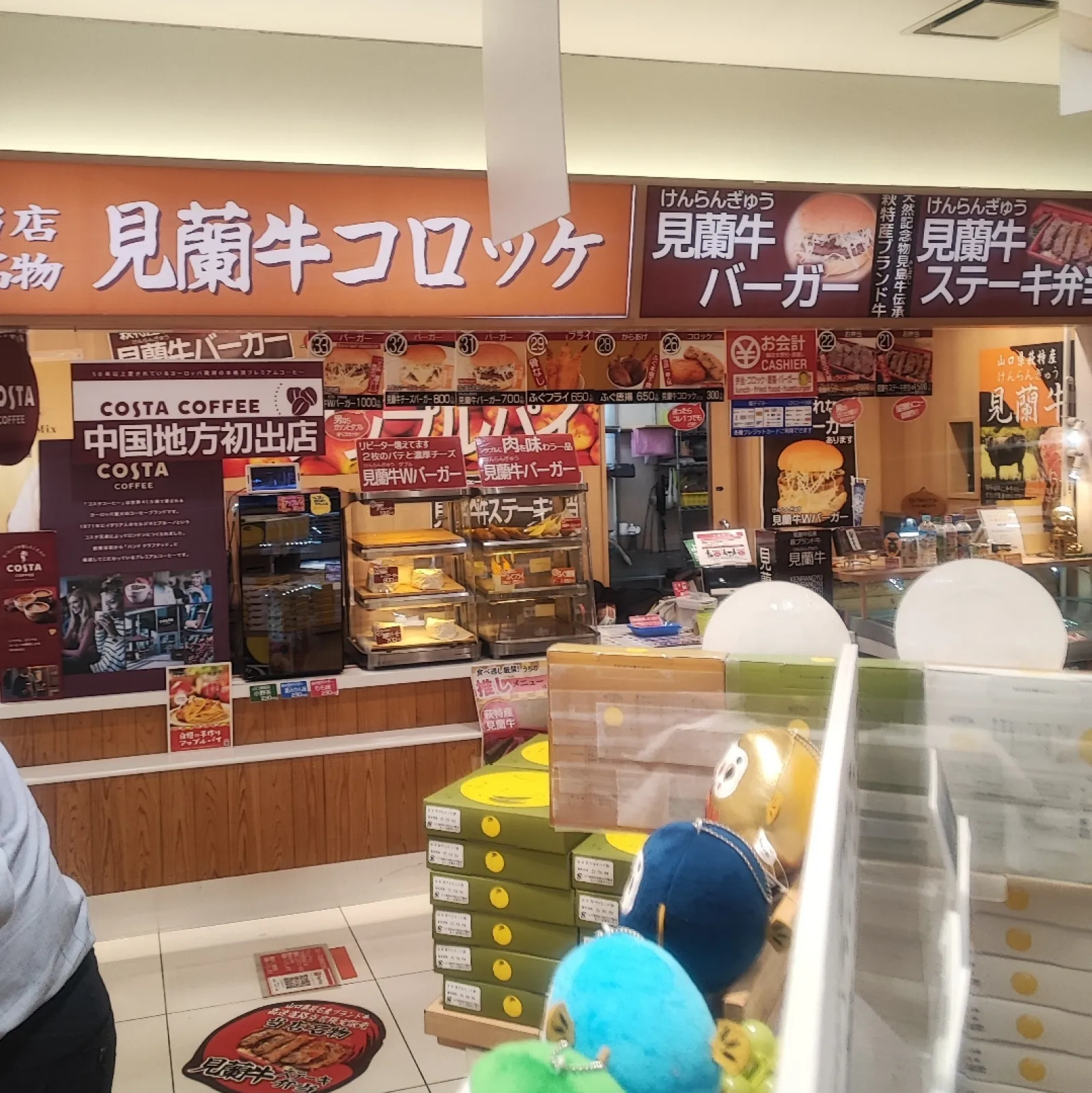 美祢の東、サービスエリア上りです。
下りはちゃんぽん一択！って感じてしたが、上りは見蘭牛のステーキ丼やコロッケ、花月嵐のラーメンだったり、山口名物の瓦そばだったりとどれもとても魅力的で何を食べようか迷います。
土産コーナーはだいぶ九州よりになって来たので福岡土産もかなり豊富でした。