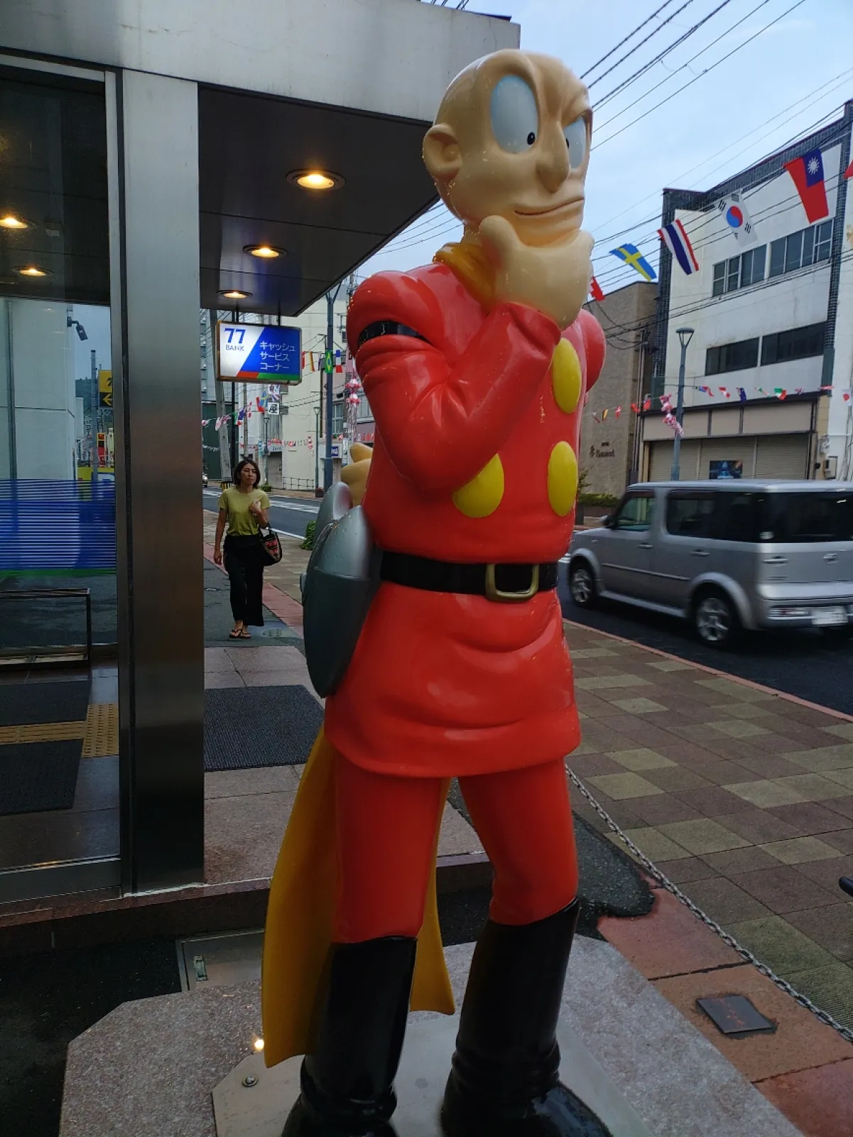 当初の目的は、公共交通機関を使って遊びに来た人が、JR石巻駅を降りて石ノ森萬画館まで歩く遠い道のりを飽きさせない工夫だったのかな？と思います。駅から萬画館までの間に飽きない程度の上手い間隔で石ノ森マンガのキャラクターに出逢えます。でも、私のようにクルマに乗って遊びに来た人にはどう巡るのが良いのか分かりずらい。萬画館に来た人は萬画館の駐車場から石巻駅までを往復すれば良し。
萬画館に用事がない人は、かわまち立体駐車場に停めると良い。昼間なら2時間無料。ついでに元気市場やその食堂も堪能してるとあっという間に2時間経ってしまいます。かわまち立体駐車場の周辺を見たら次に、石巻駅近くの市役所立体駐車場に停めると良い。1時間無料なので、石巻駅とその周辺のオブジェを楽しめると言う訳です。もちろん、市役所立体駐車場の次にかわまち立体駐車場の順番でも良し。