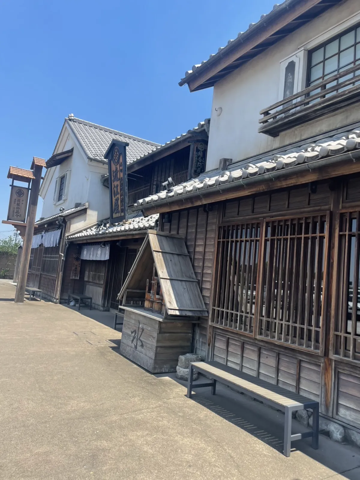 宮城から東京へ旅行する際に立ち寄った羽生サービスエリア。

なんと言ってもここの目玉はタイトルにも書いた通り江戸時代にタイムスリップしたような建物の数々。高速道路でここを通った時は是非とも立ち寄りたいスポットです。

建物内も楽しめる場所が満載で、名物の1本うどんは絶品。その名の通り極太の1本の麺がドン！と器に乗って出てきます。歯ごたえ抜群で、うどんの食感と香りを存分に楽しむことが出てきます。

東北道から東京へ向かう際は是非立ち寄ってみてください。