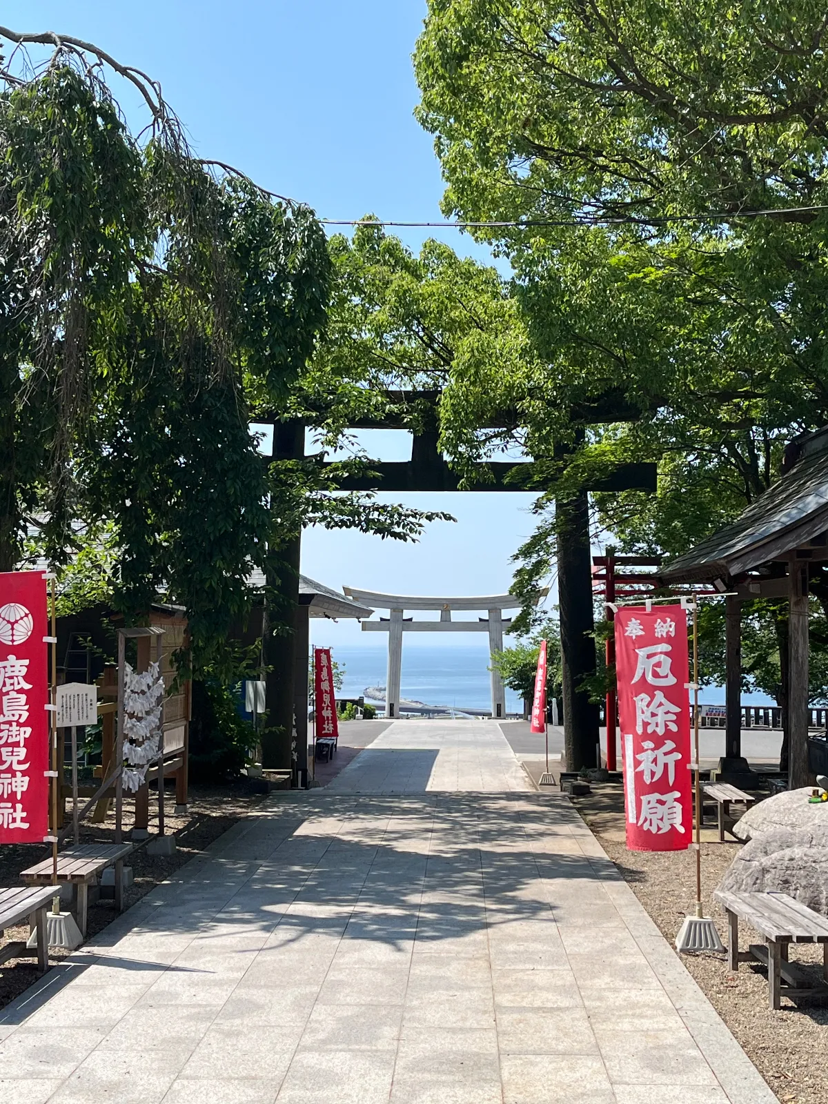 石巻の日和山公園に鎮座する鹿島御児神社。
緑豊かな境内から、石の鳥居越しに見える太平洋。
大安で、晴天の日に参拝。
参拝後、スッキリ清々しい気分に。
これぞパワースポット。