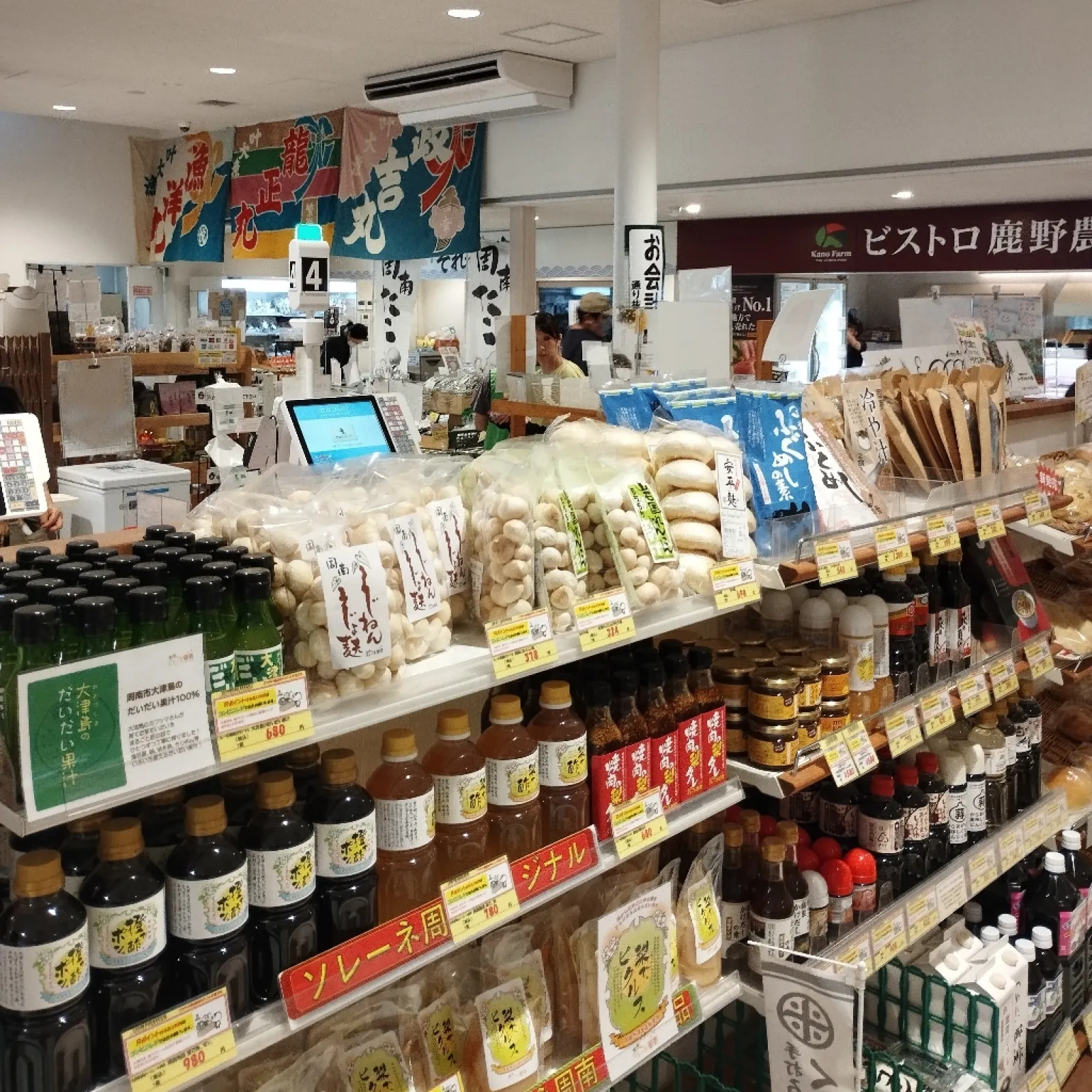 周南市にある道の駅です。
ってもだいぶもう防府寄りですが、周南ならではの特産品や料理が多くてとてもワクワクします。
中は特産品のほかは周南市のお魚コーナーや鹿野ファームの総菜があって、外にはイートインも鹿野ファームの料理を存分楽しめます。
他にも花を売っていて外もとっても賑やかで素敵です。