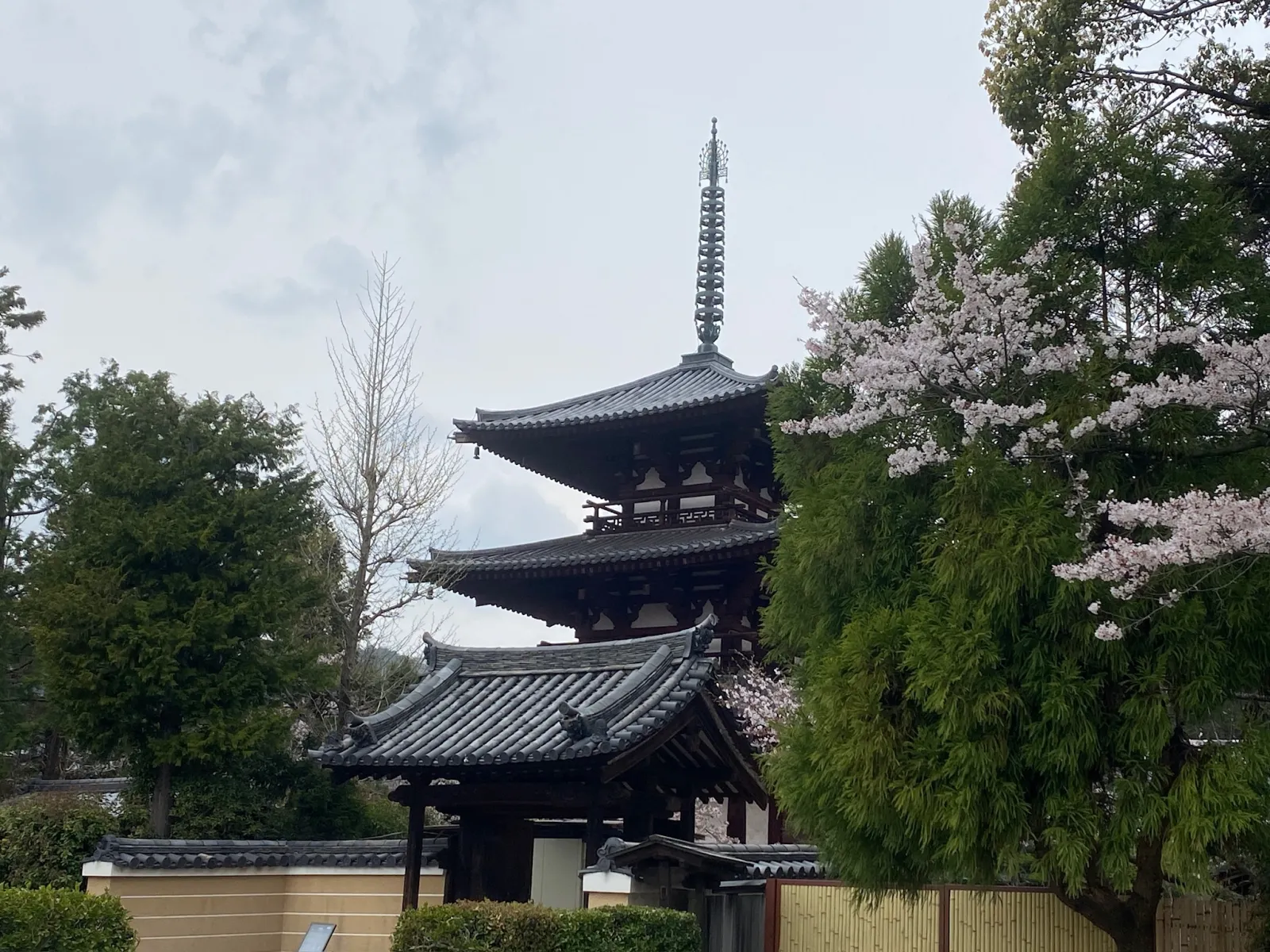 法隆寺の五重塔が有名ですが、
その近くにある法然寺の三重塔です。
ちょうど桜の時期でもあり、とても落ち着いた感じで、情緒があって、いいお寺でした。
法隆寺から歩いて10分くらいのところにあります。
奈良はお寺がたくさんあって良いところですね♪