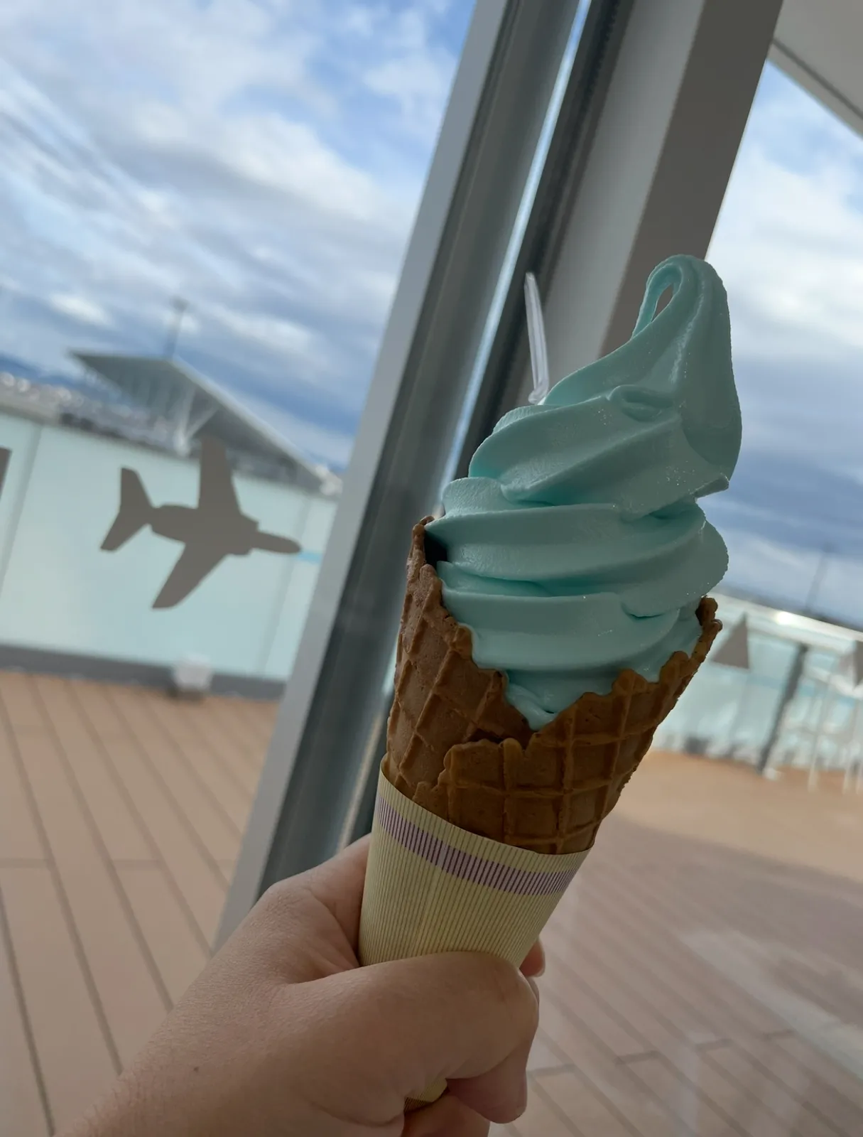 人混みが得意ではないので、イベントにブルーインパルスが来ても見られないでいましたが、東松島の道の駅ができたおかげで人生初のブルーインパルスを見ることができました！
飛行訓練時間までご丁寧に道の駅に記載されており、本当にありがたい。
母も見たがっていたので次は母と来ようかな！
お土産も豊富で素晴らしいです！あと実は野菜がすごく安いのでおすすめ