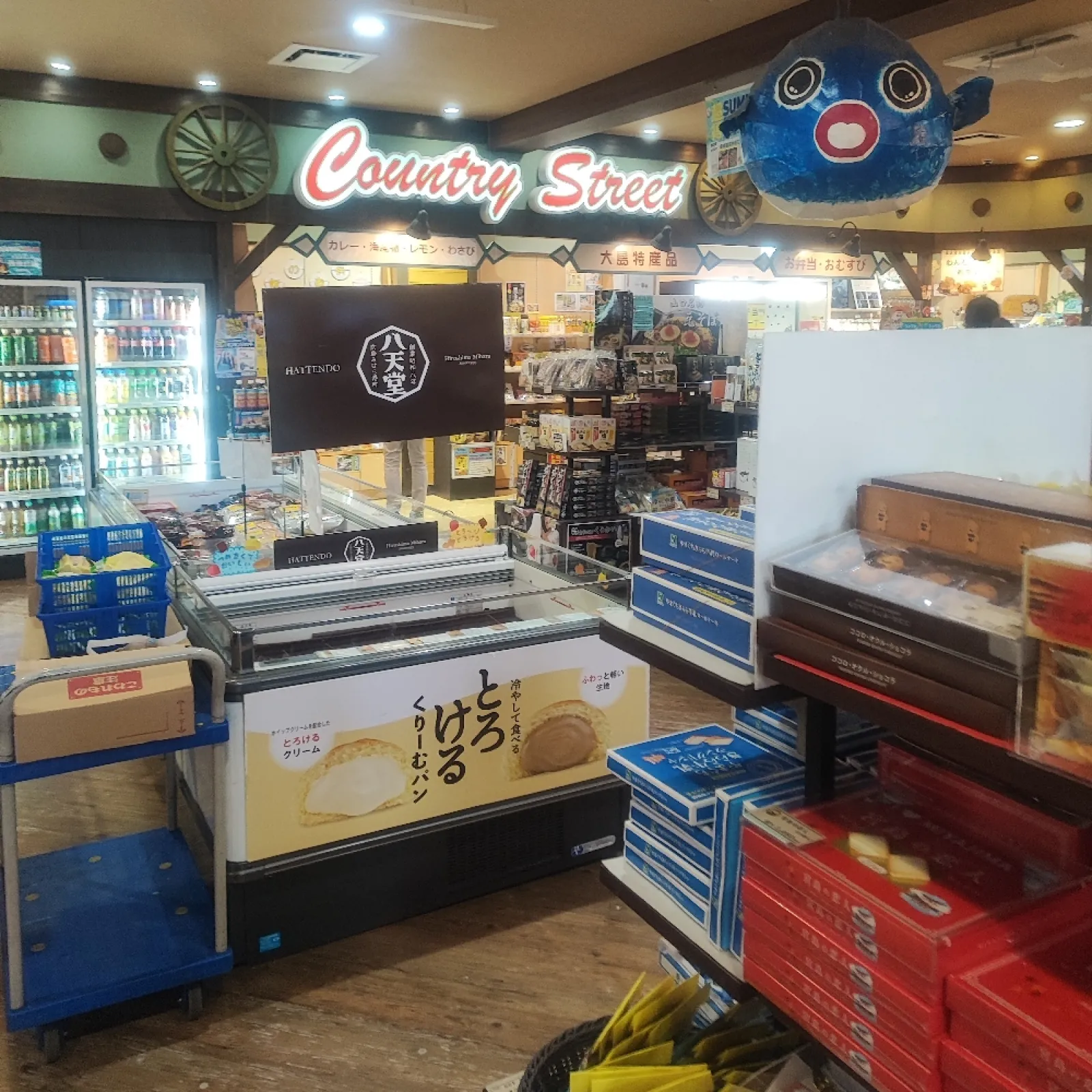 下松にある山口県のSAPAの中でもトップクラスのSAです。
まさにテーマパークにきたみたいだぜと言いたくなるような大きさです。
飲食スペースも売店スペースも品揃えがよくて、土産を買うには本当にオススメです。
隣にドッグラン有り、大体ワンちゃんたちがハッスルしています。
やはり最大の売りは牛骨ラーメン。
下松に来たらぜひとも食べてほしい逸品です。