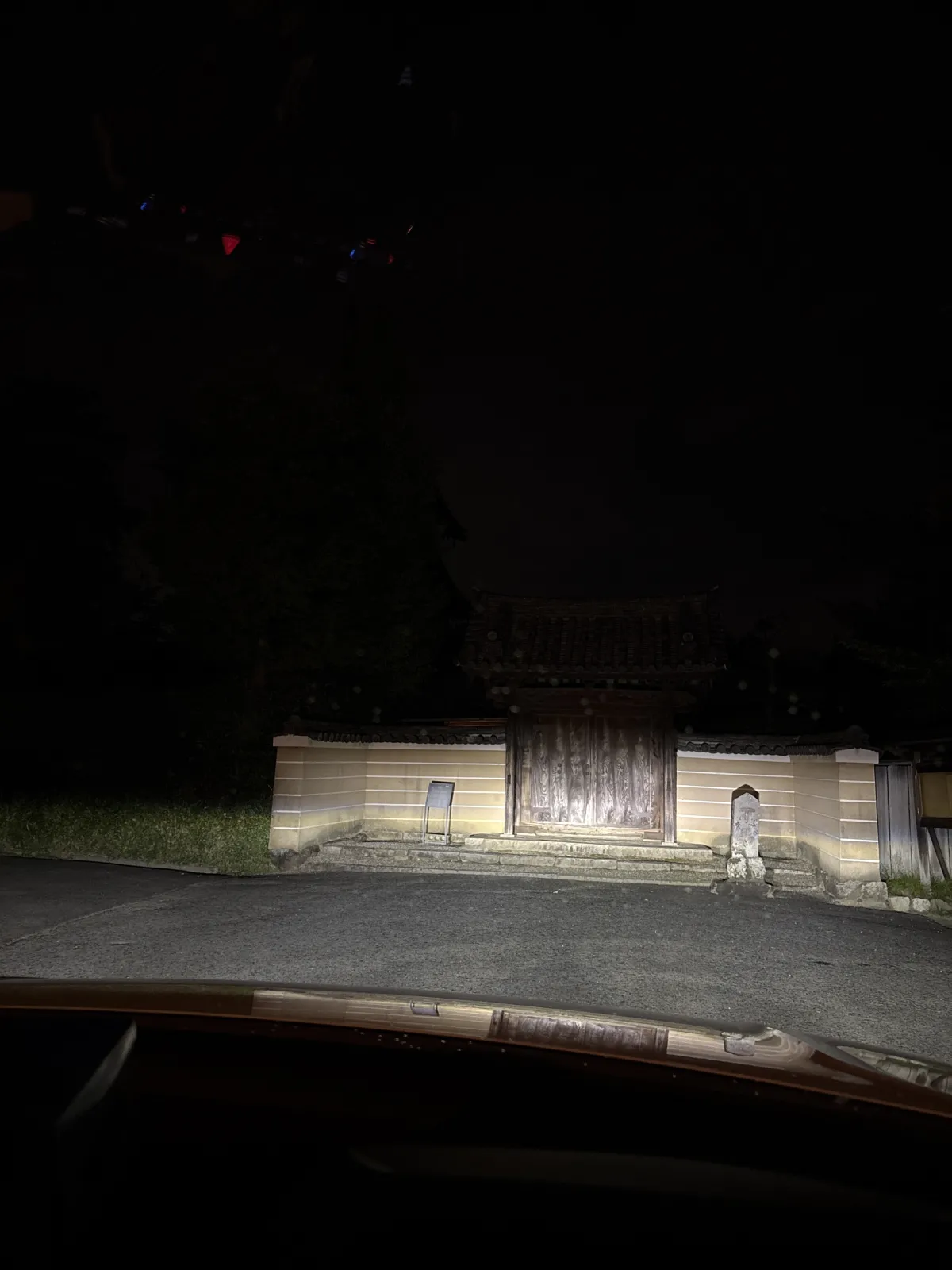 夜中に来てすみません。
お昼にも何回も来ています。
いちじく畑に囲まれたのどかなお寺。
夏の終わりには周りのいちじく屋さんを行脚いたします。
風流な形の電話ボックスがあって、猫が集会したりぐーぴー寝たりしておられます。