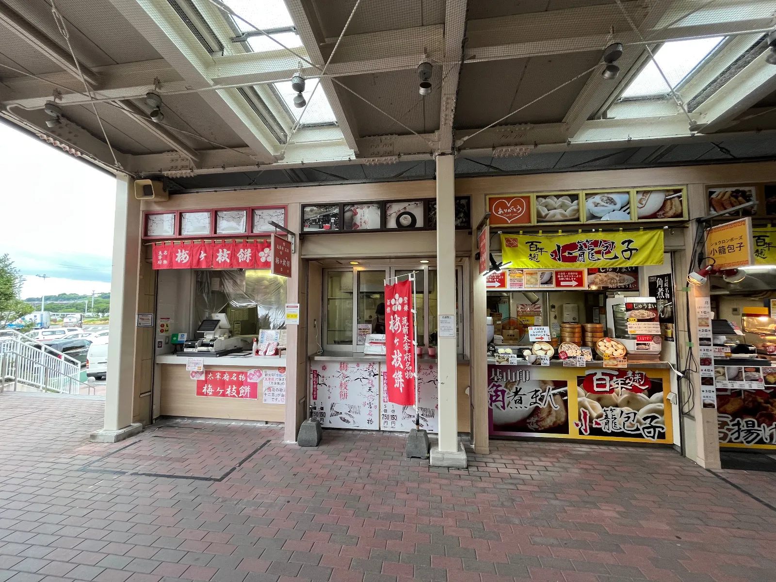こちら太宰府天満宮の名物、梅ヶ枝餅ですね。天満宮は混んでるけど、ここならすぐに購入できます。太宰府天満宮のお土産としても喜ばれますね。隣の小籠包も気になります