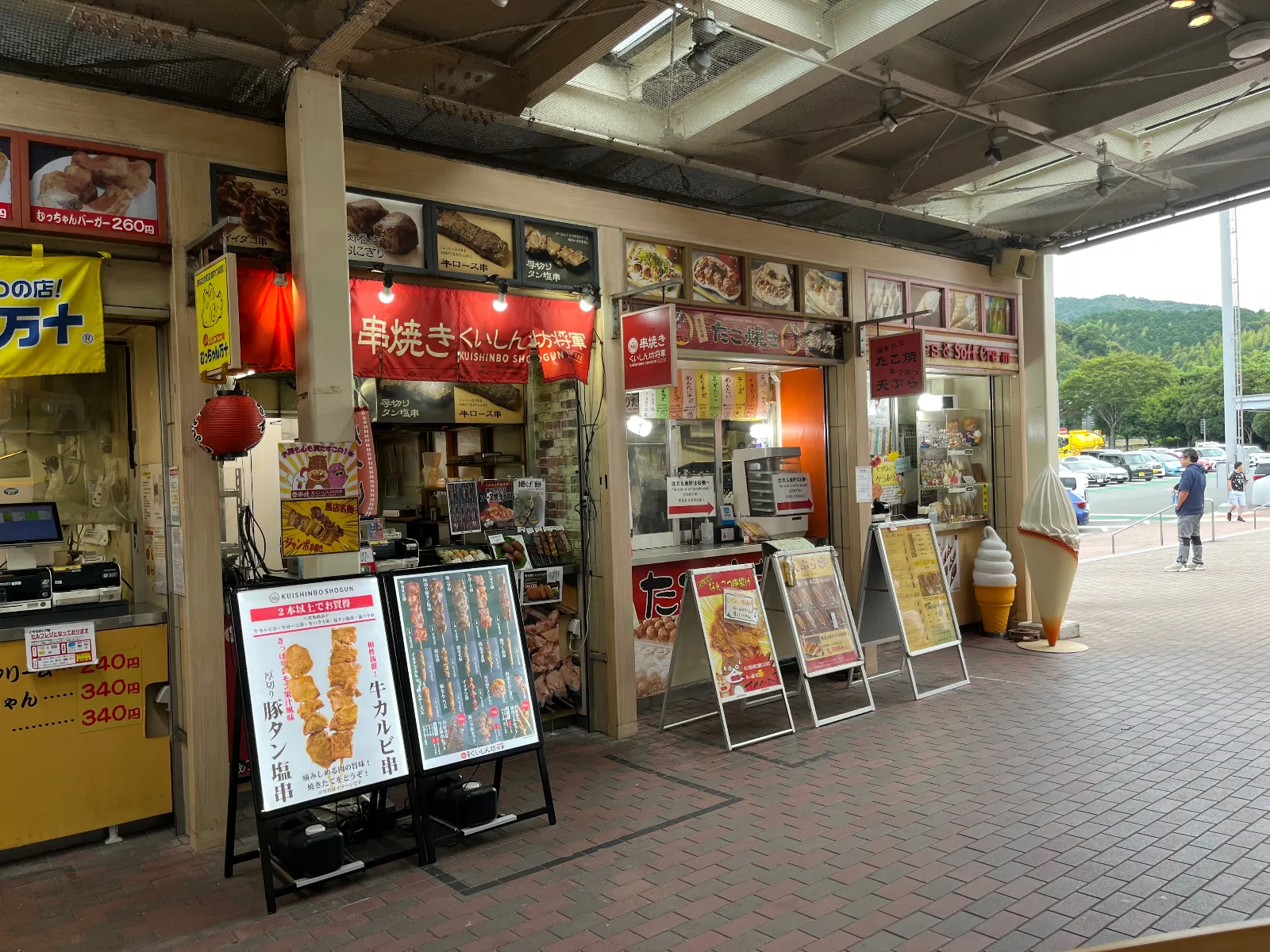 串焼き、たこ焼き、ソフトクリーム屋さんが並ぶ非常にお財布に優しくない通りです。迷ってしまうー