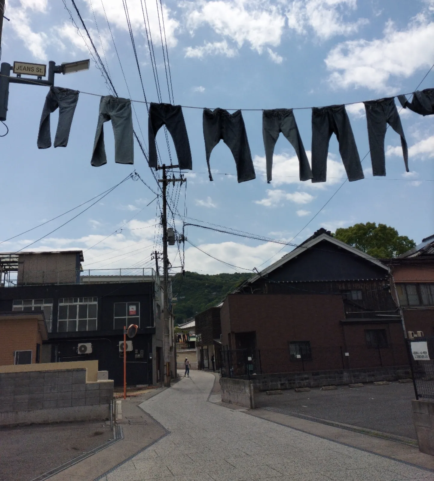 国産ジーンズ発祥の地と言われる倉敷市児島にあるジーンズストリートでは、昔ながらの商店街におしゃれなデニムショップが集まっています。
それぞれのお店でコンセプトが違いお店をのぞくだけでも楽しいです。
この通り自体もそれほど広くなくそぞろ歩くにはちょうどいい感じです。
