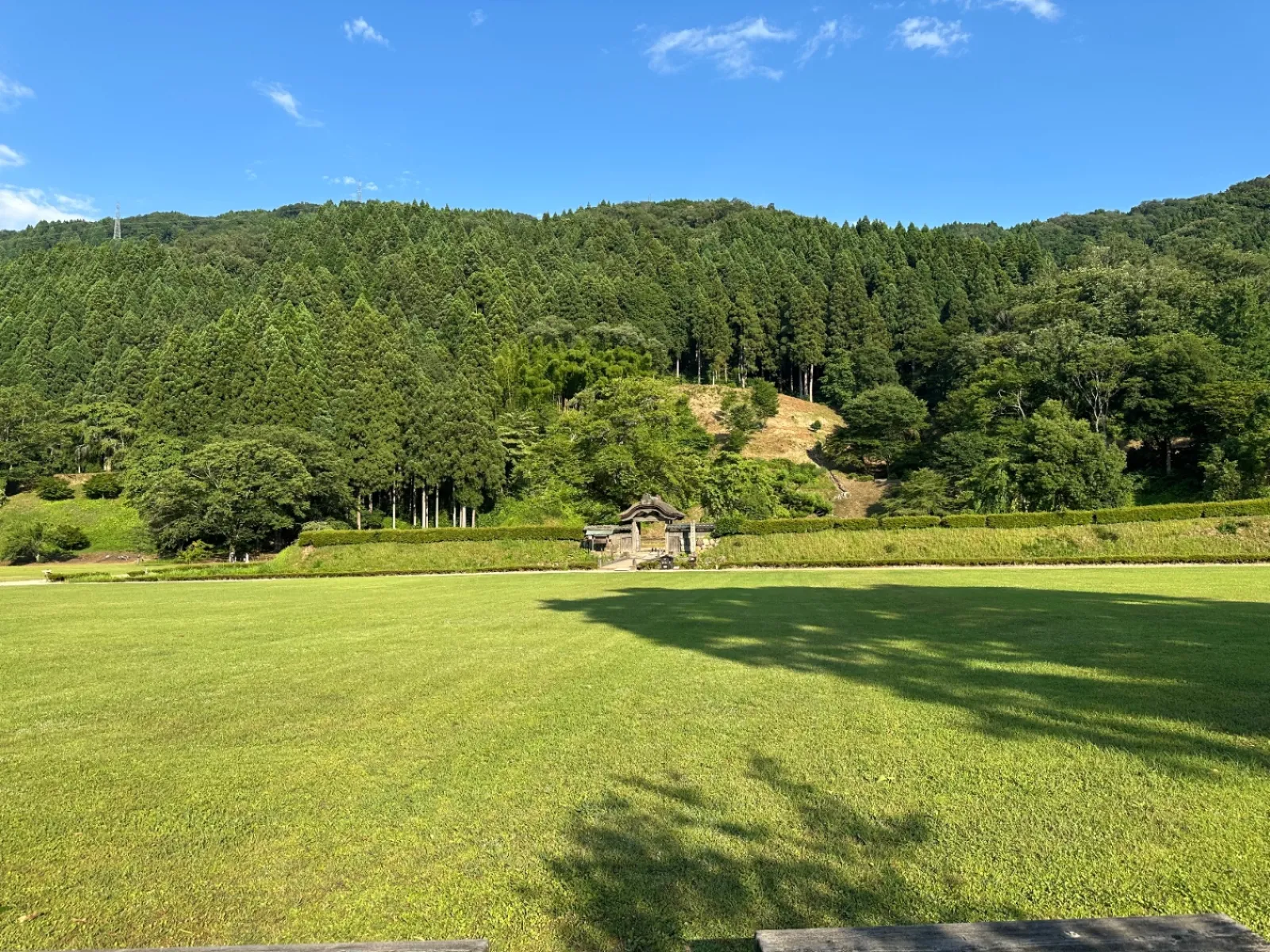 一乗谷あさくら水の駅に行きました。周辺には自然が広がっていて戦国時代の朝倉氏の史跡が広がっていました。道の駅には水車もあってとても風情がありました。
福井市内からも車ですぐに来ることができ、谷にできた戦国武将の拠点ということで珍しいのでとてもおすすめです。
