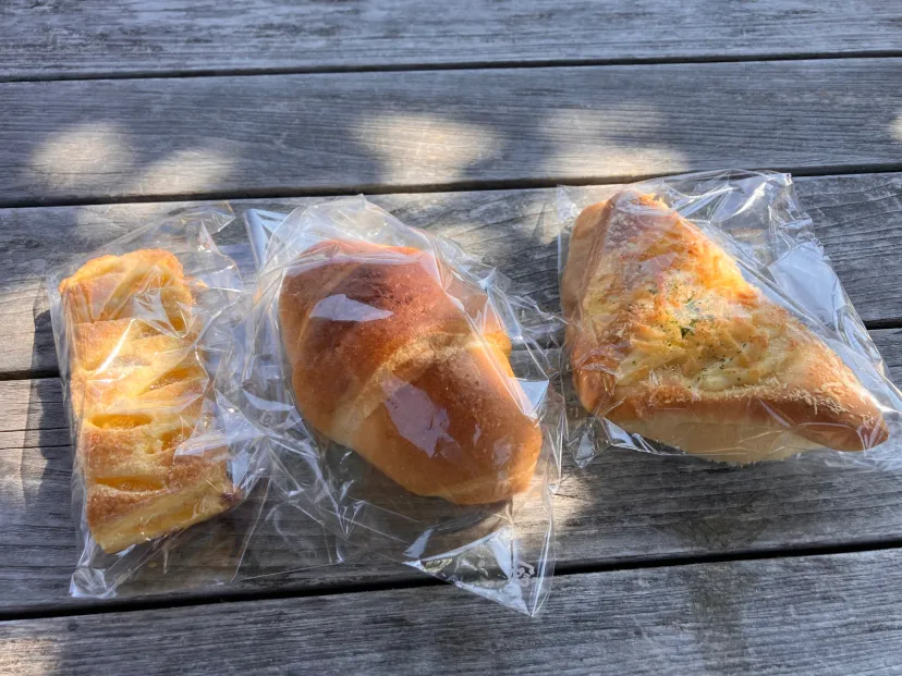 朝から開店しているパン屋さん