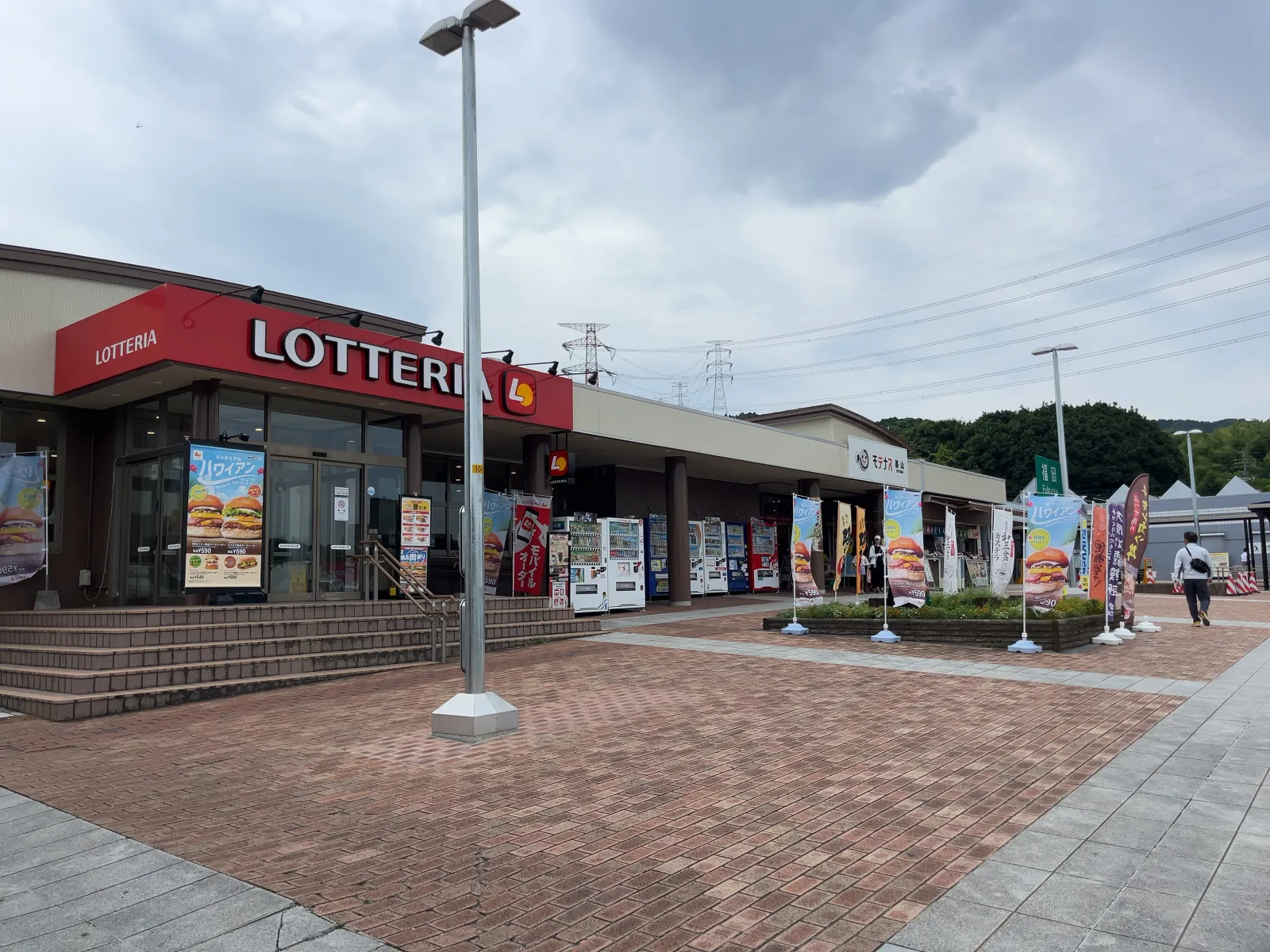 基山上りサービスエリアです。中にはロッテリアとフードコート、お土産屋さん。セブンイレブン、スターバックス、梅ヶ枝餅屋さんなどなどたくさんのお店があり、ゆっくり楽しめます。駐車場も広いので止めるのに困る事はありません。こちらは少ないのですが、パーキングの裏手に3台ぐらい停められる駐車場があり一般道から入れます。