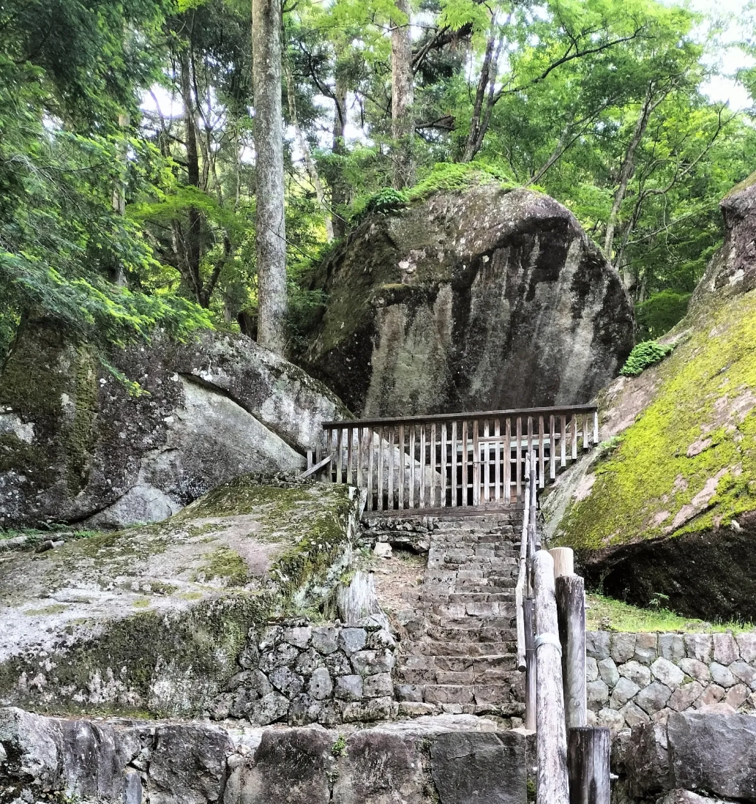 近くにある岩屋ダムにダムカードをもらいに行った後に寄りました。
車を近くに停めて、縄文時代の巨石を見ることが出来ます。
この巨石は太陽暦として機能するように設計されたと推定されているようで、古代の神秘を感じます。
観測ツアーとかもあるみたいなので機会があれば参加してみたいです。