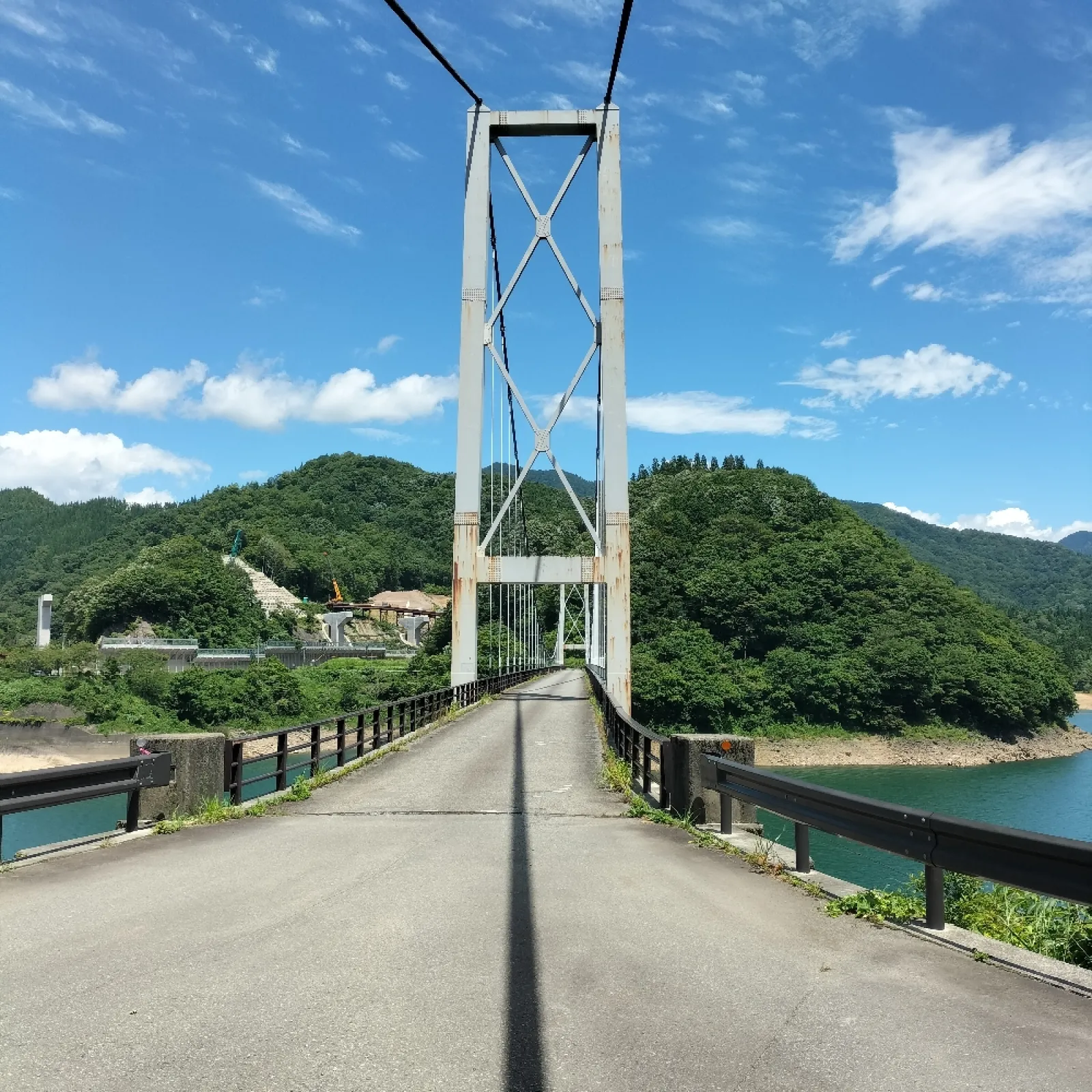 福井県から岐阜県に抜ける途中にあります。九頭竜湖にかかる橋で、正式名称は箱ヶ瀬橋です。
なんと瀬戸大橋のテストケースとして作られたようで、ミニチュア版になります。
なんとなく似ていますね。
車でも徒歩でも渡ることが出来ます。