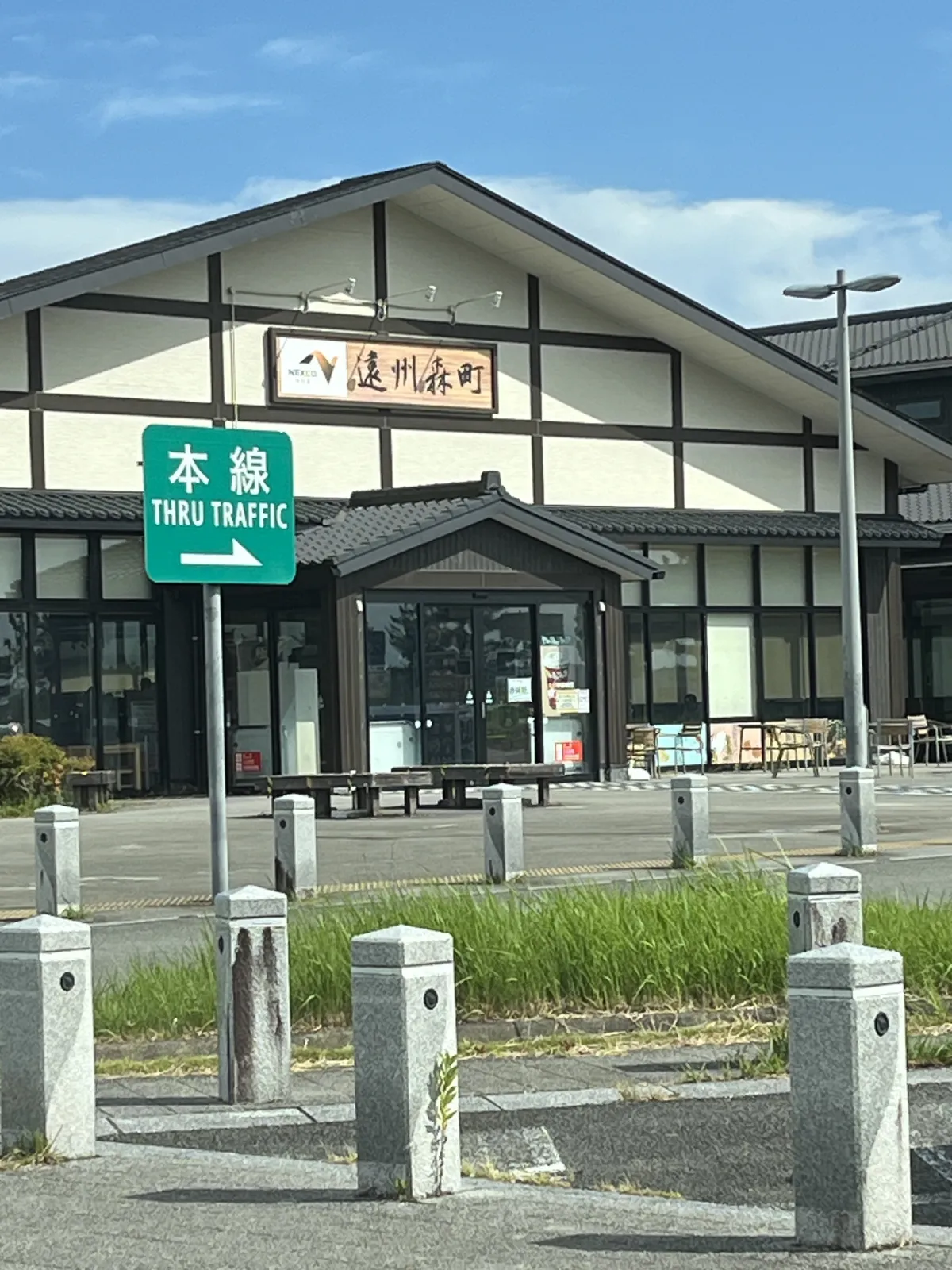 新東名の浜松浜北インターチェンジから東京方面に向かうと最初に登場するPAが、ここ遠州森町PAです。
サービスエリアではなく、パーキングエリアなので駐車台数などはほかのサービスエリアに比べると少ないですし建物も小さめです。
しかし全体的に綺麗で、人も多くなかったので個人的に好きです。


少しだけ散策エリアがありますので気分転換できます。
ただ日陰になるようなベンチはありません。
