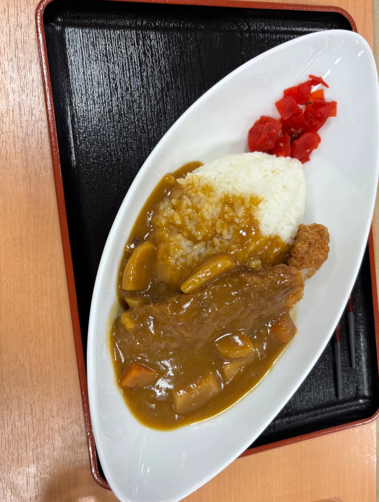 大きいサービスエリアですが、いつも混んでいます。
フードコートでは、席を確保してから食券を購入して下さいとの注意書きがありました。
しかし、券売機に行列が出来ていました。
コード決済非対応で現金も一万円札が使えなく、売店で両替しなければならなかったです。
せっかく早く出来上がると思われるカツカレー（1000円）を選んだけどあんまり意味がなかったです。