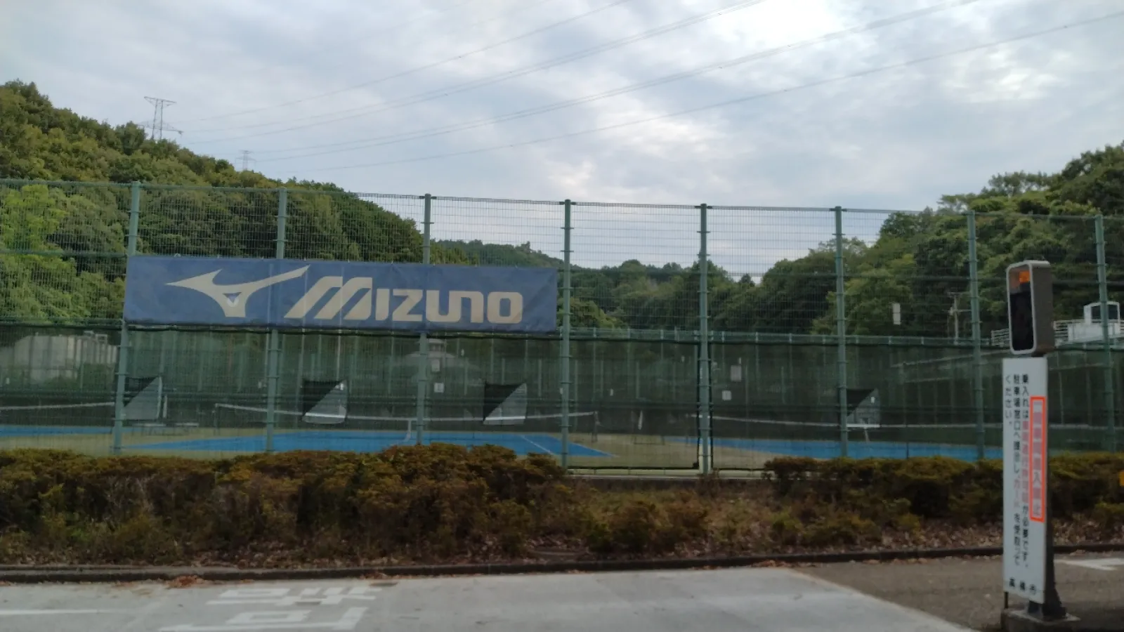 以前にテニスしに来たことがありました。その時はその周辺しか見なかったけど、今回は奥地まで。かなり大きな公園なのでところどころ休憩所がありました。
当時ウグイスがめっちゃ鳴いていて自然の豊かさを実感。今回はしっかりセミが鳴いていました！
園内に野球場もあるので、休日午前7時前でも野球少年たちとそのご父兄で賑わってました。
駐車場は有料ですが、ポイントゲットしてダッシュで戻ったら無料でした！