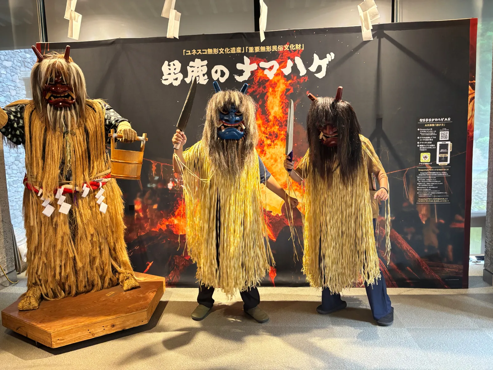 秋田といえば！なまはげ！なまはげ体験が出来る施設。実際に目の前でなまはげさん達がお家訪問する様子を見学する事が出来ました。見学席に降臨した際は小さい子達みんな本気で怖がってたけど、ここのなまはげさん達は無理強いせず優しかったです。
なまはげに変装して写真も撮ってもらえてとても楽しかったです。なまはげと一括りに言っても地域によって見た目も装備も振る舞いもさまざまなんですね。入り口前には名物ババヘラアイスも出店していました。
お土産も買えるしなまはげなりきりセットも販売してます。
いい体験になりました。