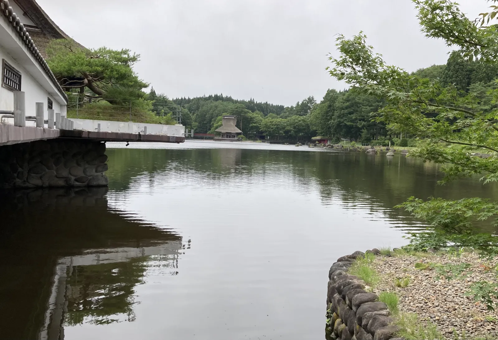ホテルの中でもイベントは沢山あって楽しめますが、敷地が広大なので時間があれば池周りをぐるっと散策するのもいいです。
足湯もタオルが用意されているので気軽にできます。
夏場は虫取り網をレンタルできるので、オニヤンマ追っかけるのもいいと思います。大人が捕まる小芝居もどうぞ。