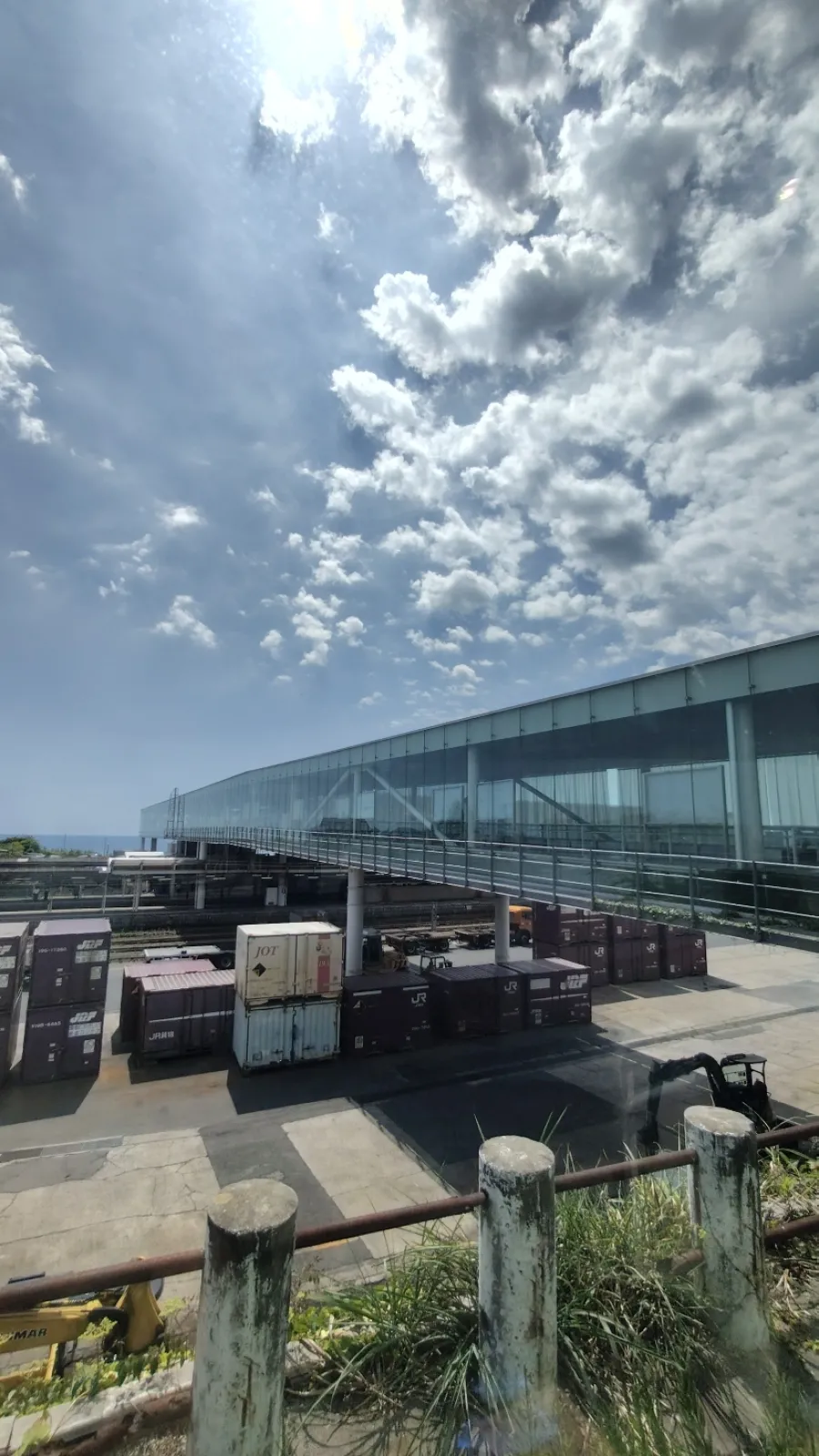 JR日立駅にある巨大なガラス張りのたてもの
想像していたのとは違って、大きく、綺麗でした
