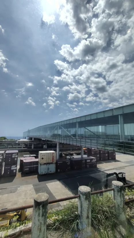 JR日立駅とSea BiRDS CAFE